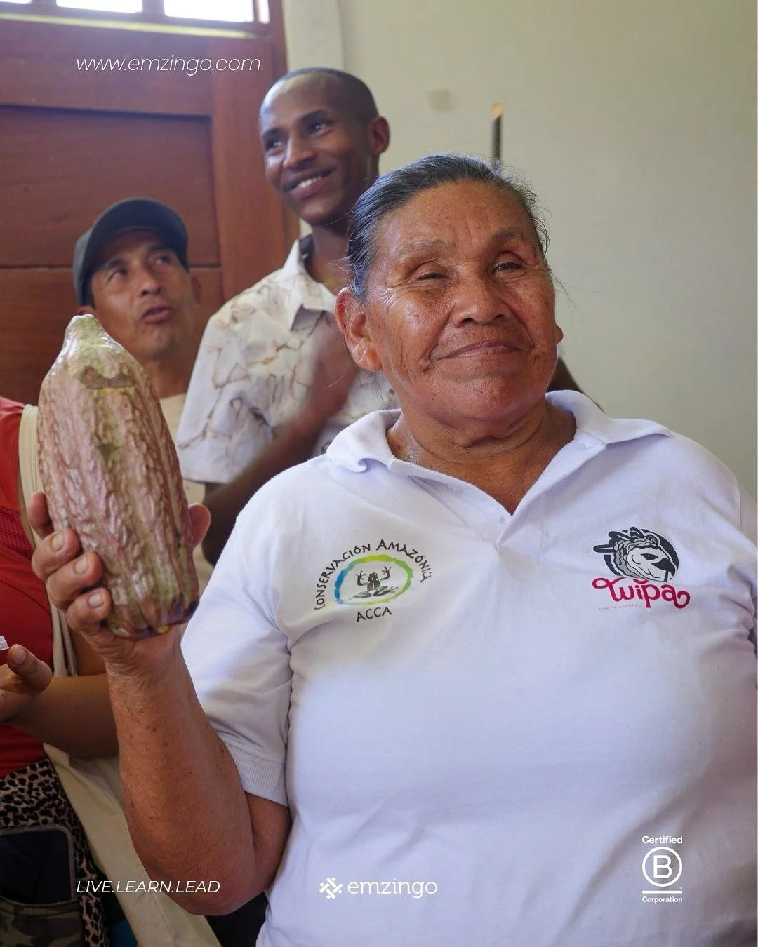 In the Ese Eja community, cacao grows with the forest.
During the CMP Summit in the Peruvian Amazon, one of the activities brought participants to the Ese Eja community in Madre de Dios, where they saw how cacao is produced directly from the forest t