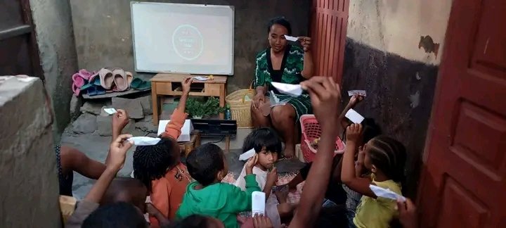 Précieuse leading an Eco-Kid environmental workshop for children in her neighbourhood in Madagascar