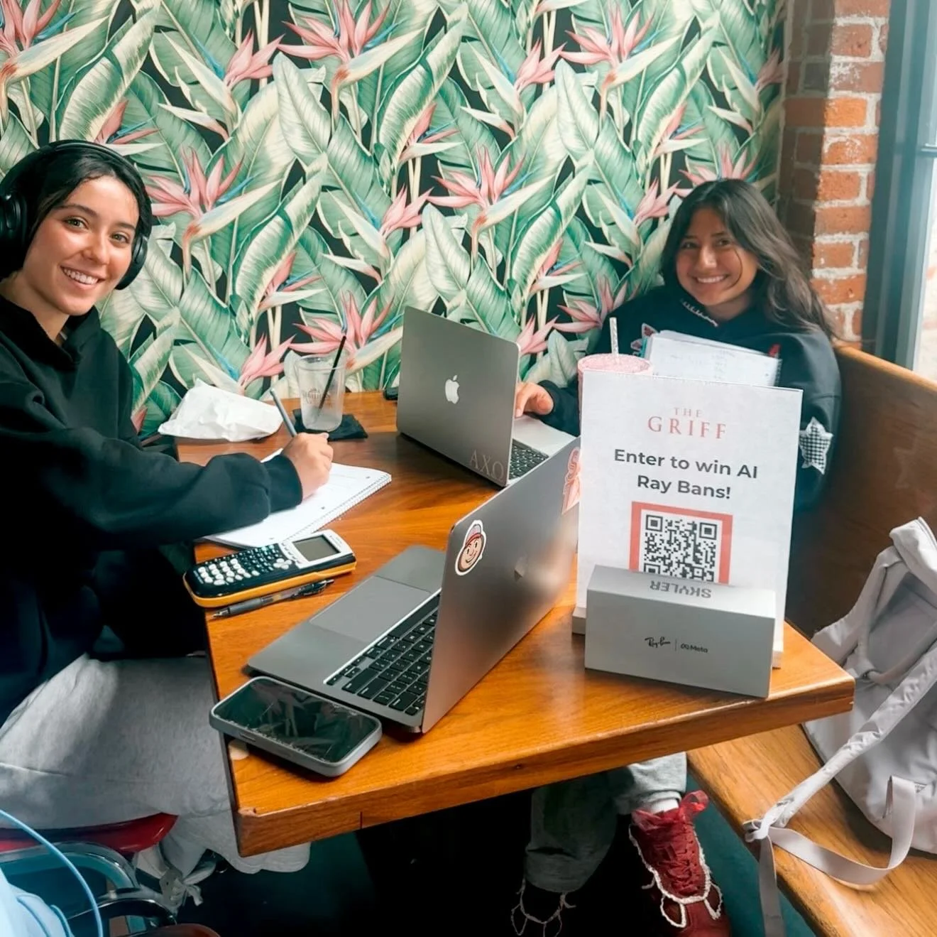 Today&rsquo;s vibes at @ravelloscoffee 🧚🧚🧚

We had the best time meeting you and sipping on some seriously delicious drinks 😮&zwj;💨🤤 If you ever spot us out and about around Columbus, come say hi!! We always have a treat up our sleeve 🪄🪄🪄