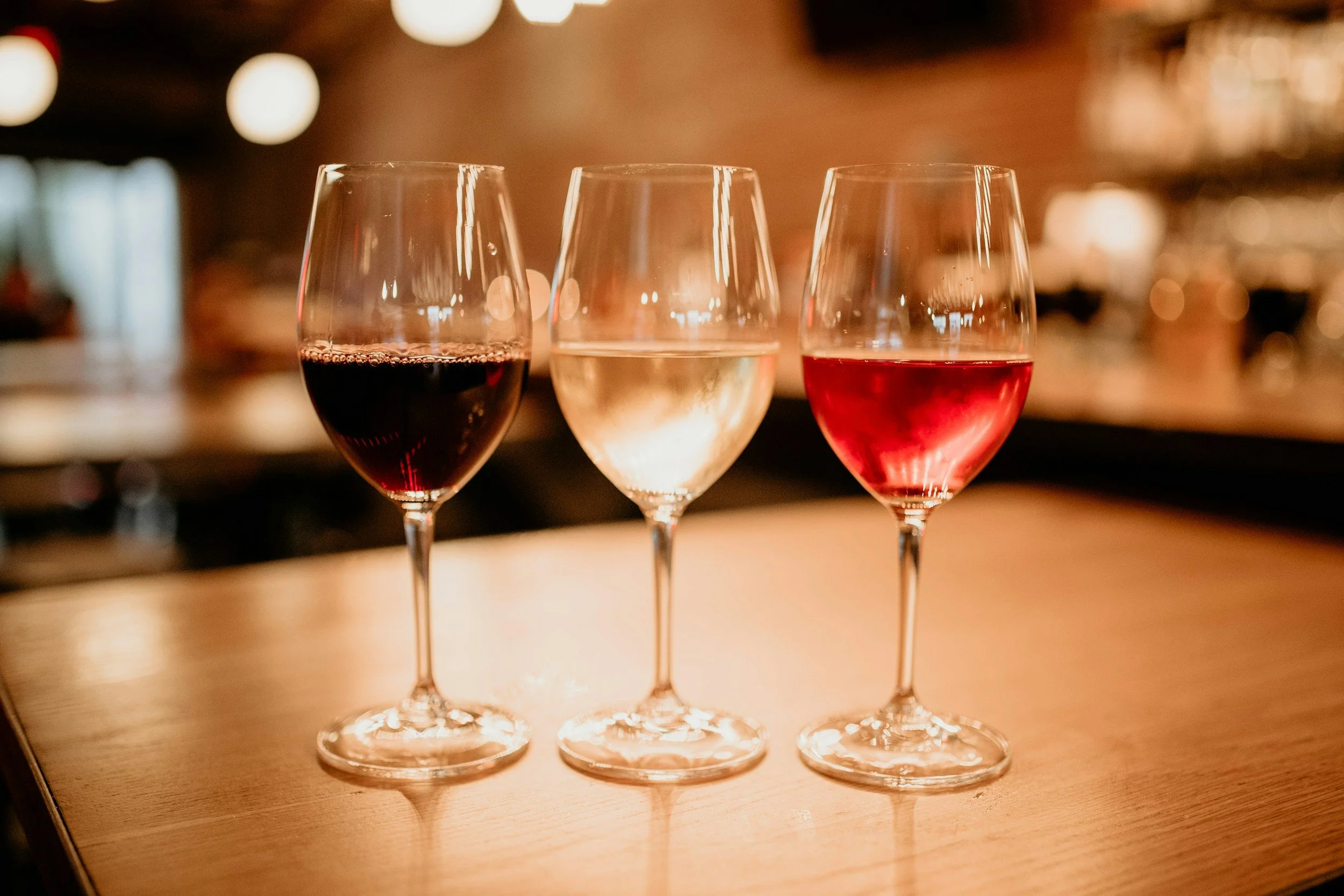 How to Choose the Right Wine Flight at a Winery (Red, White, or Mixed?)
