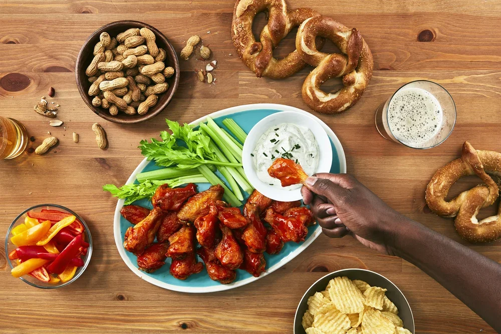 18578_HVR_GameDay_Wings_Dipping1_i03.webp