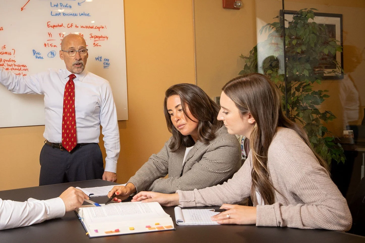 financial experts work to investigate