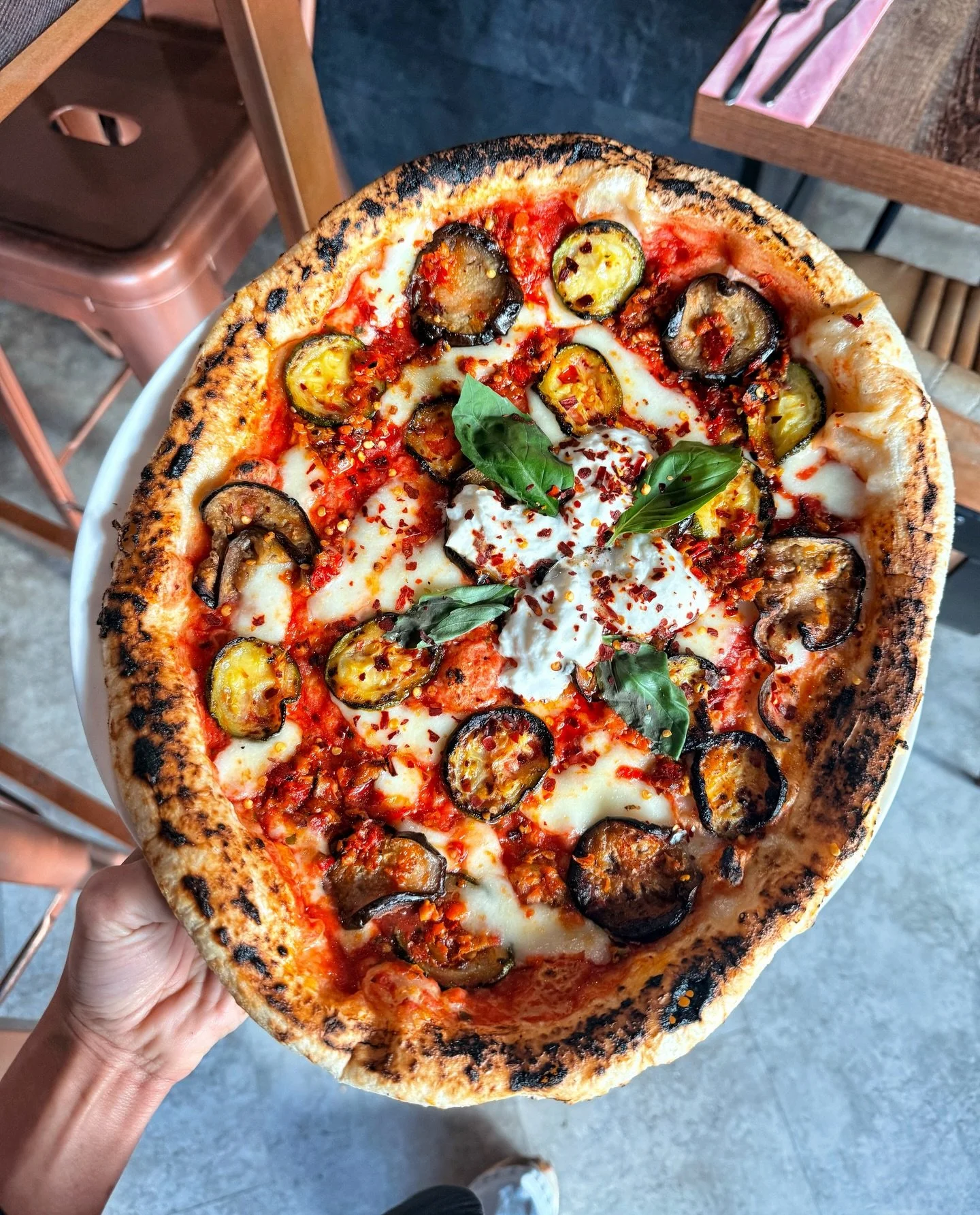 Send this to a VEGGIE📲👀
San Marzano tomato base, fior di latte mozzarella, courgette ribbons, diced aubergine, La Bomba &lsquo;Nduja, ripped burrata, chili flakes.

It&rsquo;s our VINCENZA🍕

No better time to try it than today it&rsquo;s MATE DATE
