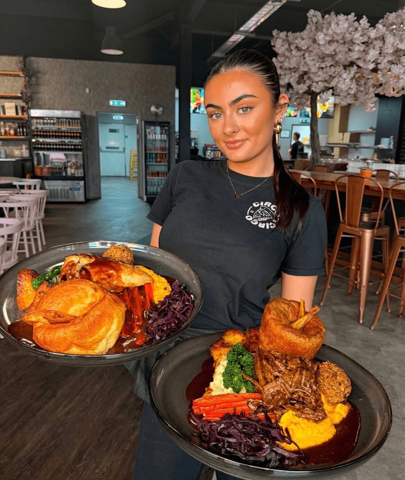 Could you finish one of these?👀
We are the newest spot for your SUNDAY ROAST FIX here in Newcastle✨
No busy city centre traffic🚗 - Just good music, a great deal &amp; DELICIOUS flavours🫶🏽

BOOK YOUR TABLE TODAY💕