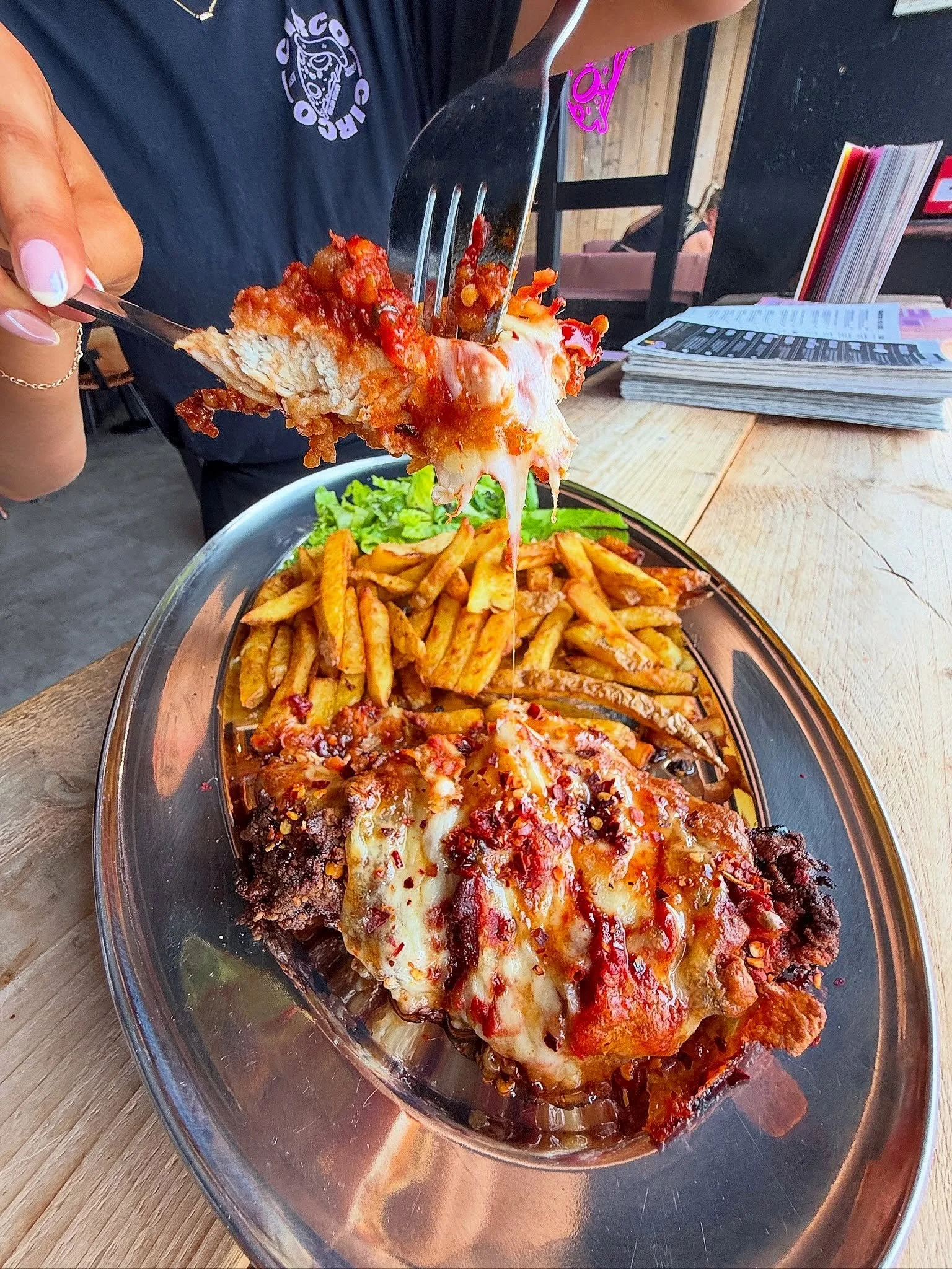 CALABRIAN HOT HONEY CHICKEN PARM🤤🔥 

Buttermilk Fried Chicken. Fior Di Latte Mozzarella Cheese. Spicy &lsquo;Nduja Sausage. Sweet Hot Honey. Chilli Flakes 🌶️

How could you not&hellip;?👀

📍Circo Italian
Newcastle 
NE12 8BW