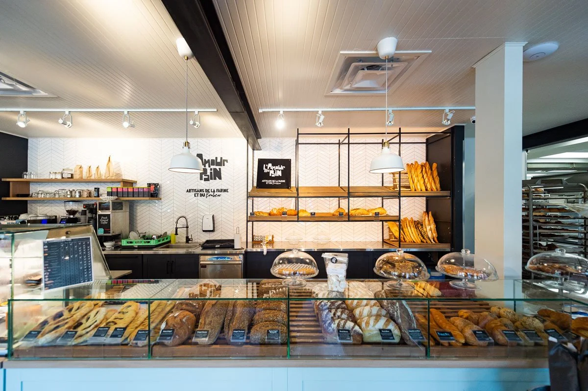 Vitrine à pâtisseries et boulangerie avec baguettes, pains et viennoiseries, interior d'une boulangerie chic.