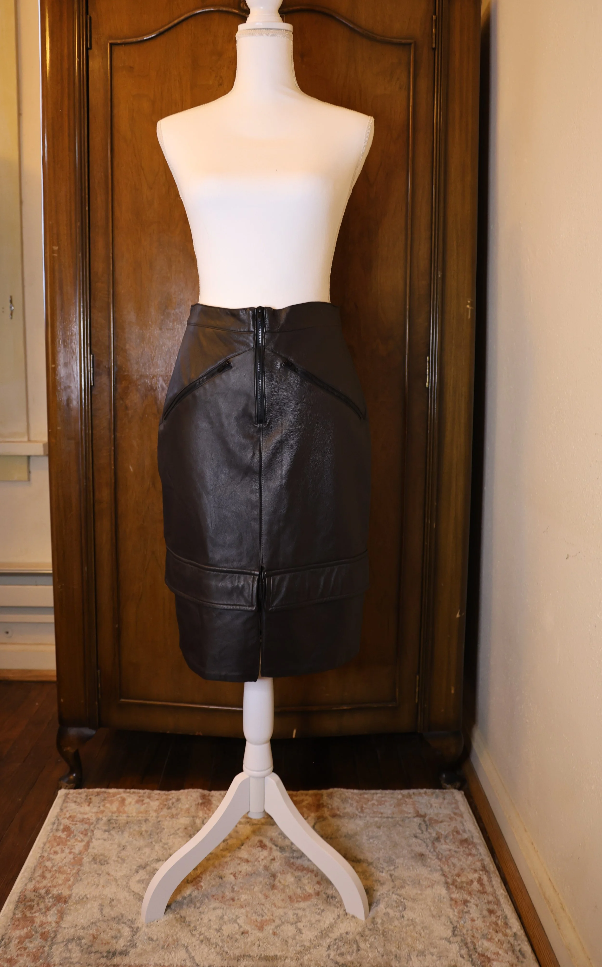 Snider Size 6 Leather Black Skirt. Very Good Condition.