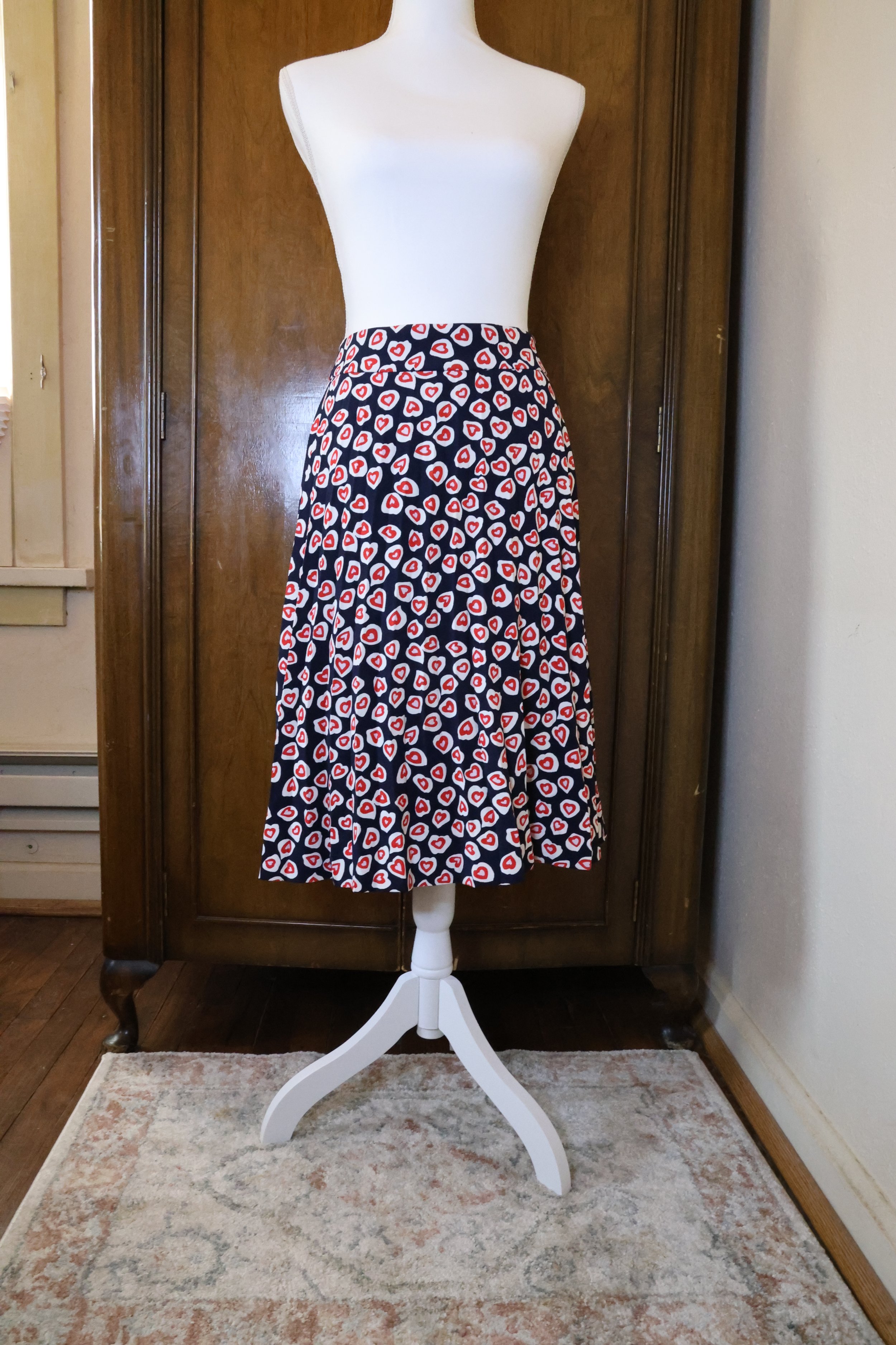 J Crew Navy Pleated Skirt with Heart Print Size 4