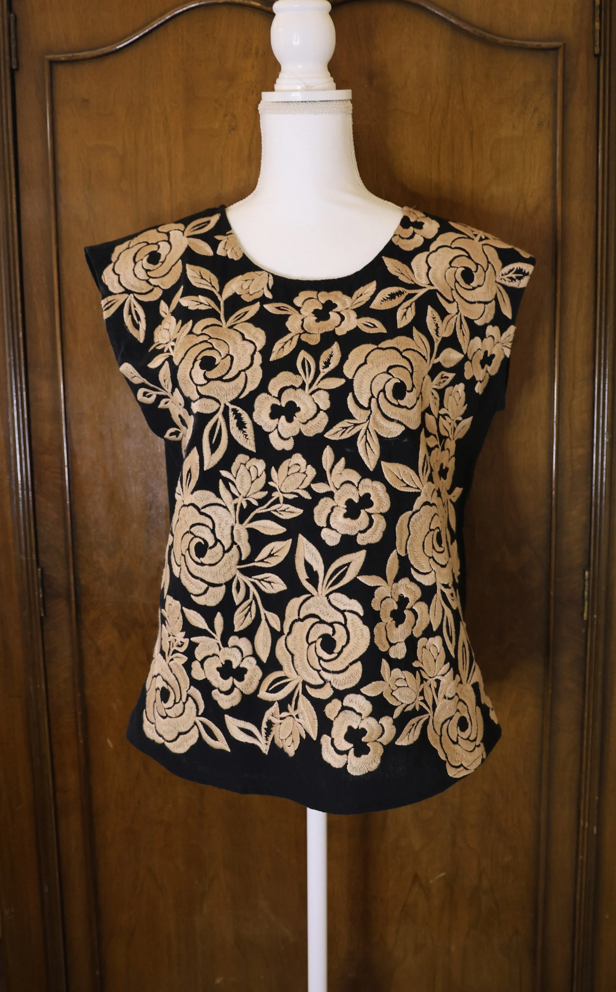Savannah Jane Linen Top with Gold Embroidery Size Small Excellent Condition