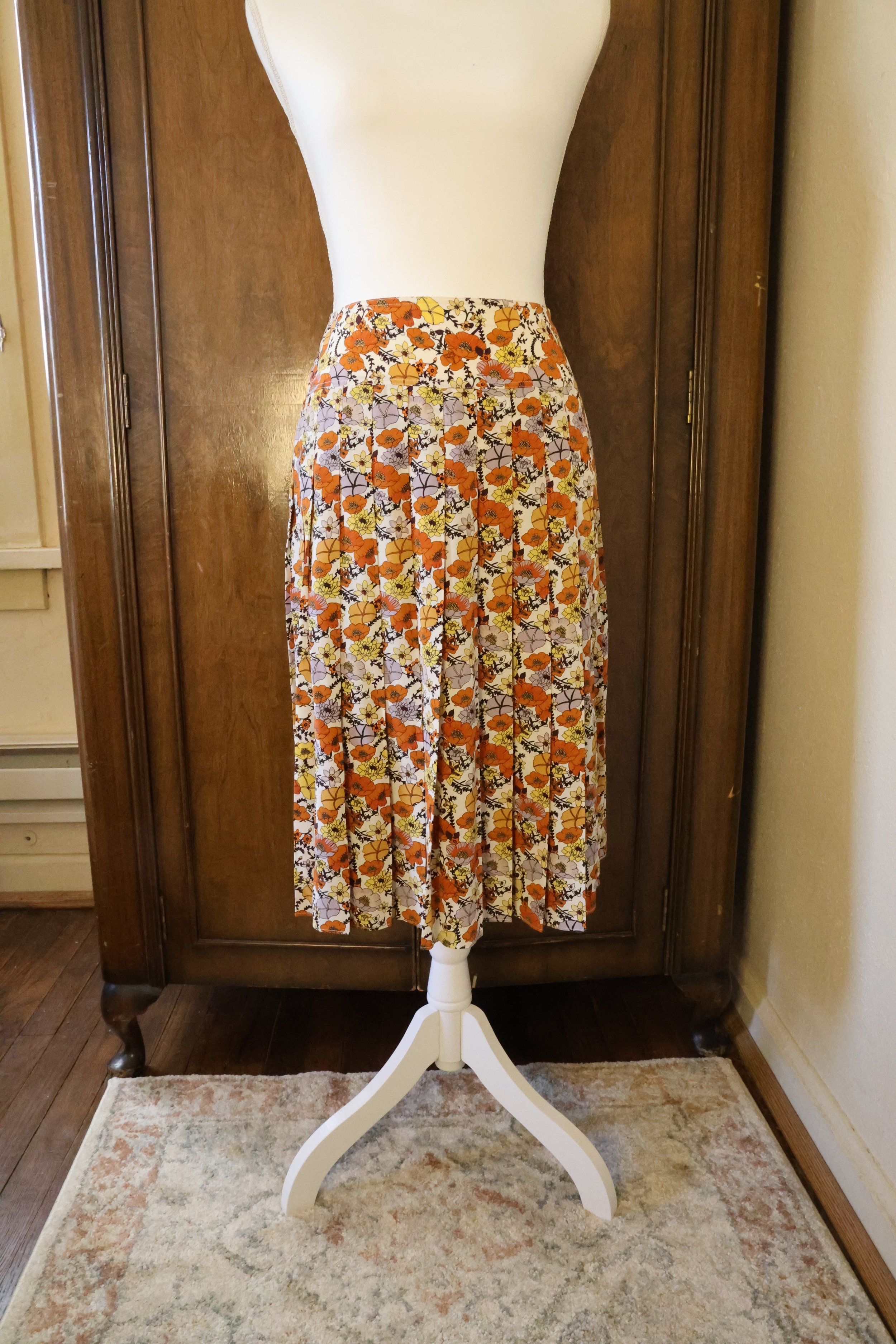 Tory Burch Pleated Silk Skirt Size 4 Excellent Condition