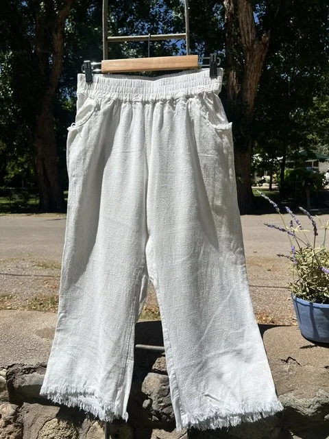 Umgee Cropped White Linen/Cotton Pants. Pockets. Size Small Very Good Condition