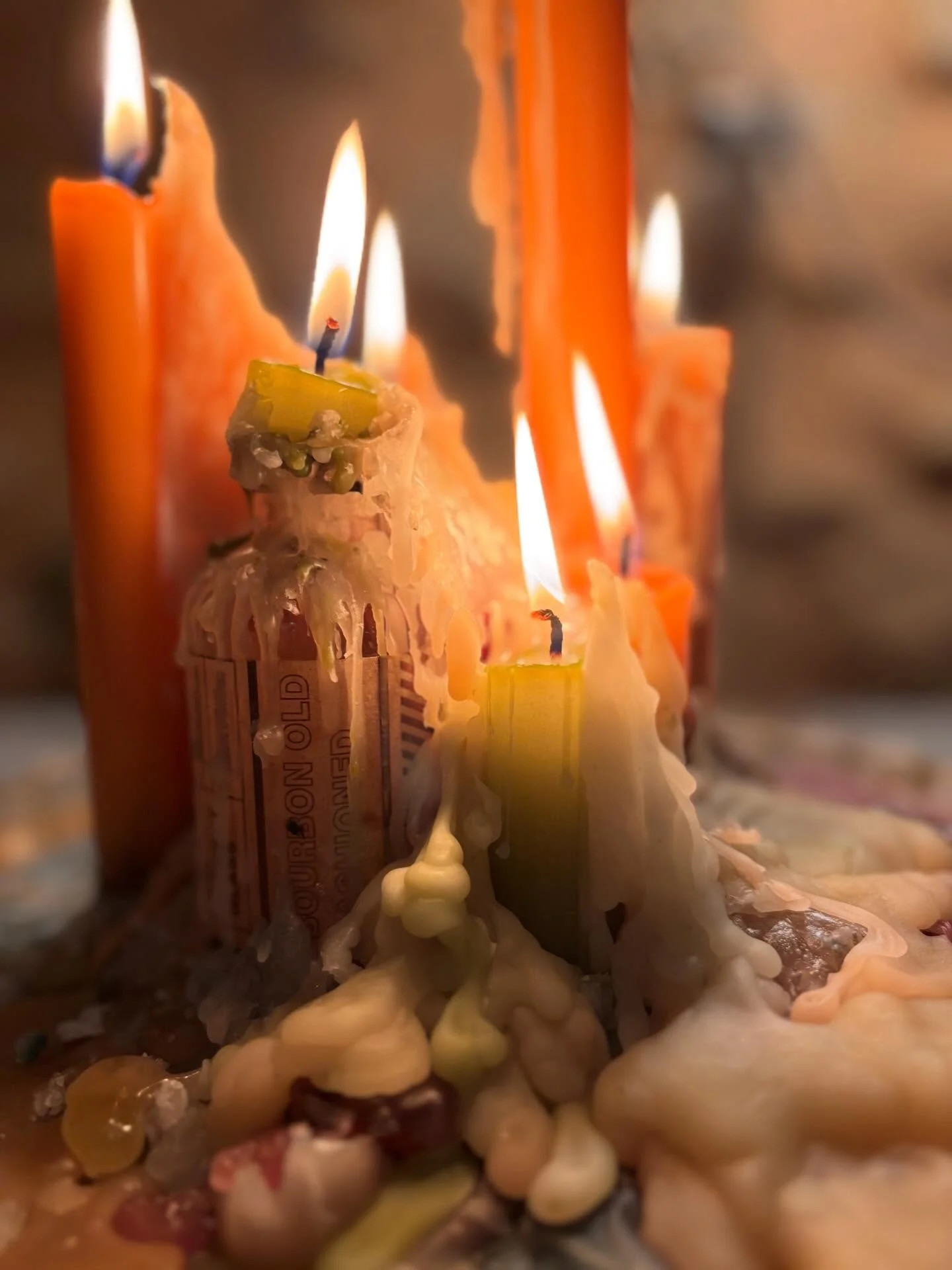 Ce matin, comme tous les matins, j&rsquo;ai perdu un peu (trop?) de temps. Pas par accident, par choix.
Depuis quelques semaines je bois mon caf&eacute; en regardant mes bougies se consumer lentement, comme si c&rsquo;&eacute;tait une activit&eacute;
