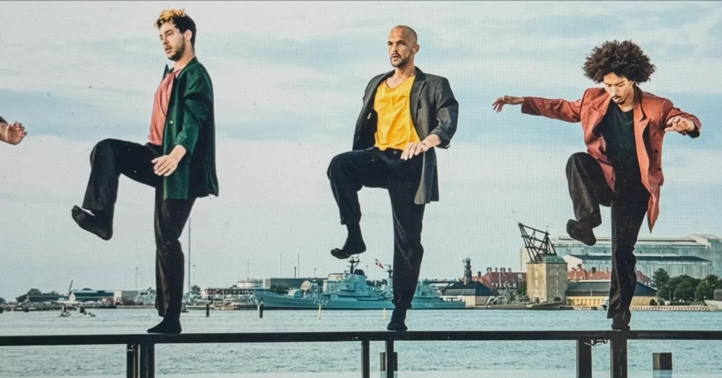 Benched! En helt sykt kult danseforestilling om vi skal tro kritikerene🤩 Skolebenk, parkbenk, garderobebenk &ndash; en benk kan v&aelig;re s&aring; mye. Det er steder der man setter seg ned for &aring; slappe av, men ogs&aring; der fotballspillerne 