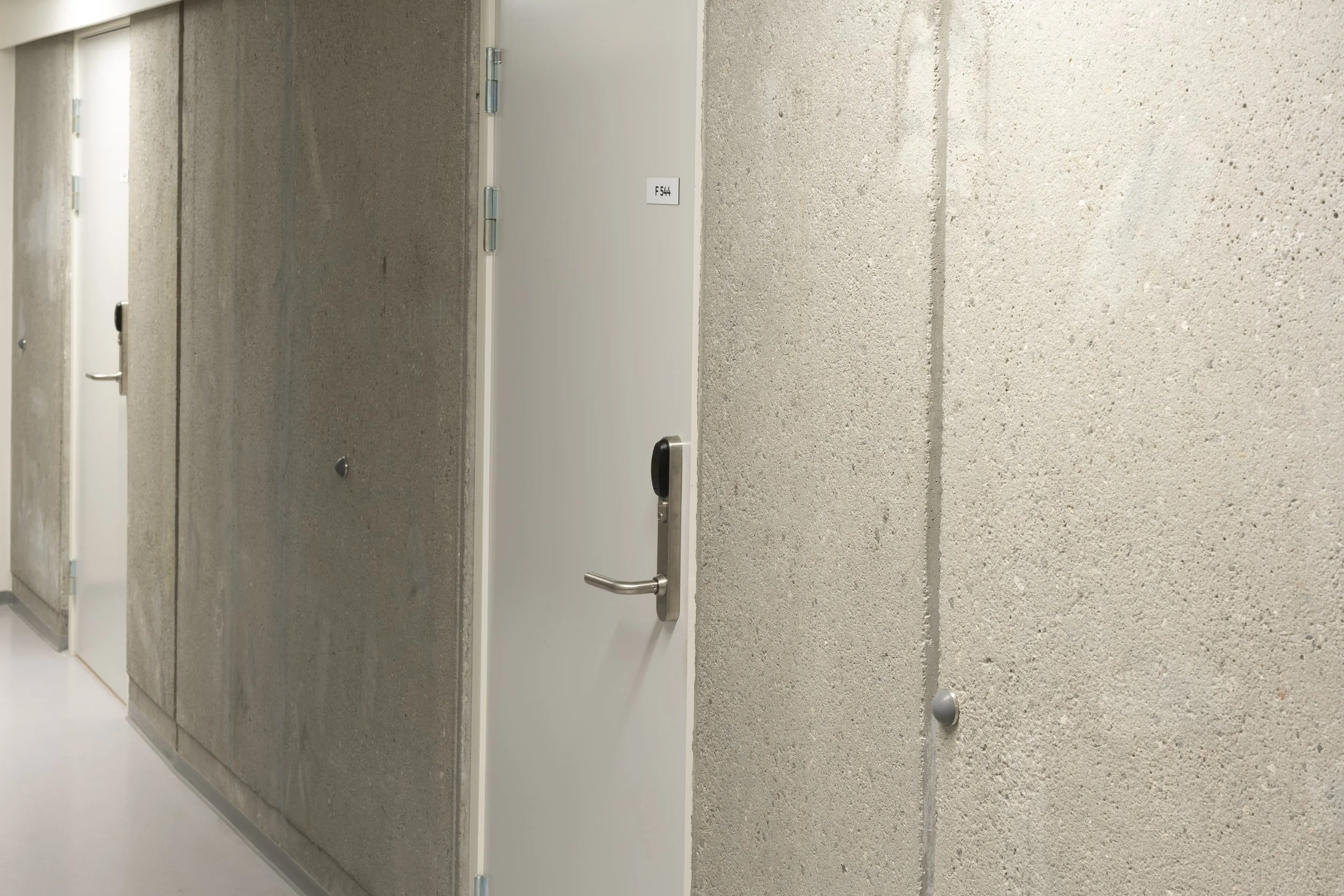 Corridor with door labeled F 544 and gray walls.