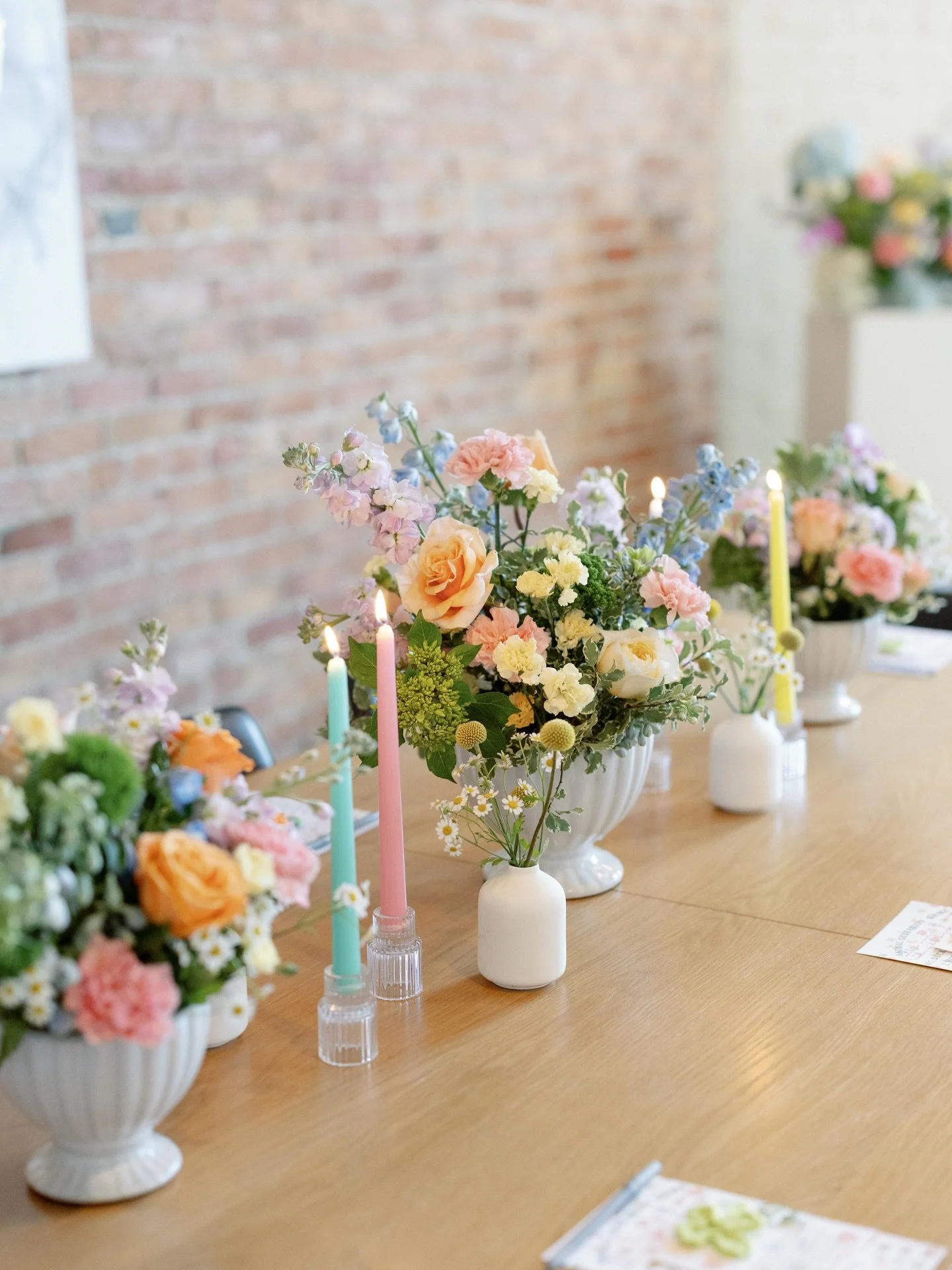 Colorful blooms, sunshine, and the sweetest celebration for baby on the way 🍀 🌈 

Planning/coordination/sister extraordinaire: @bunnyandjuneevent

Gorgeous photos: @mikayla.scheibe