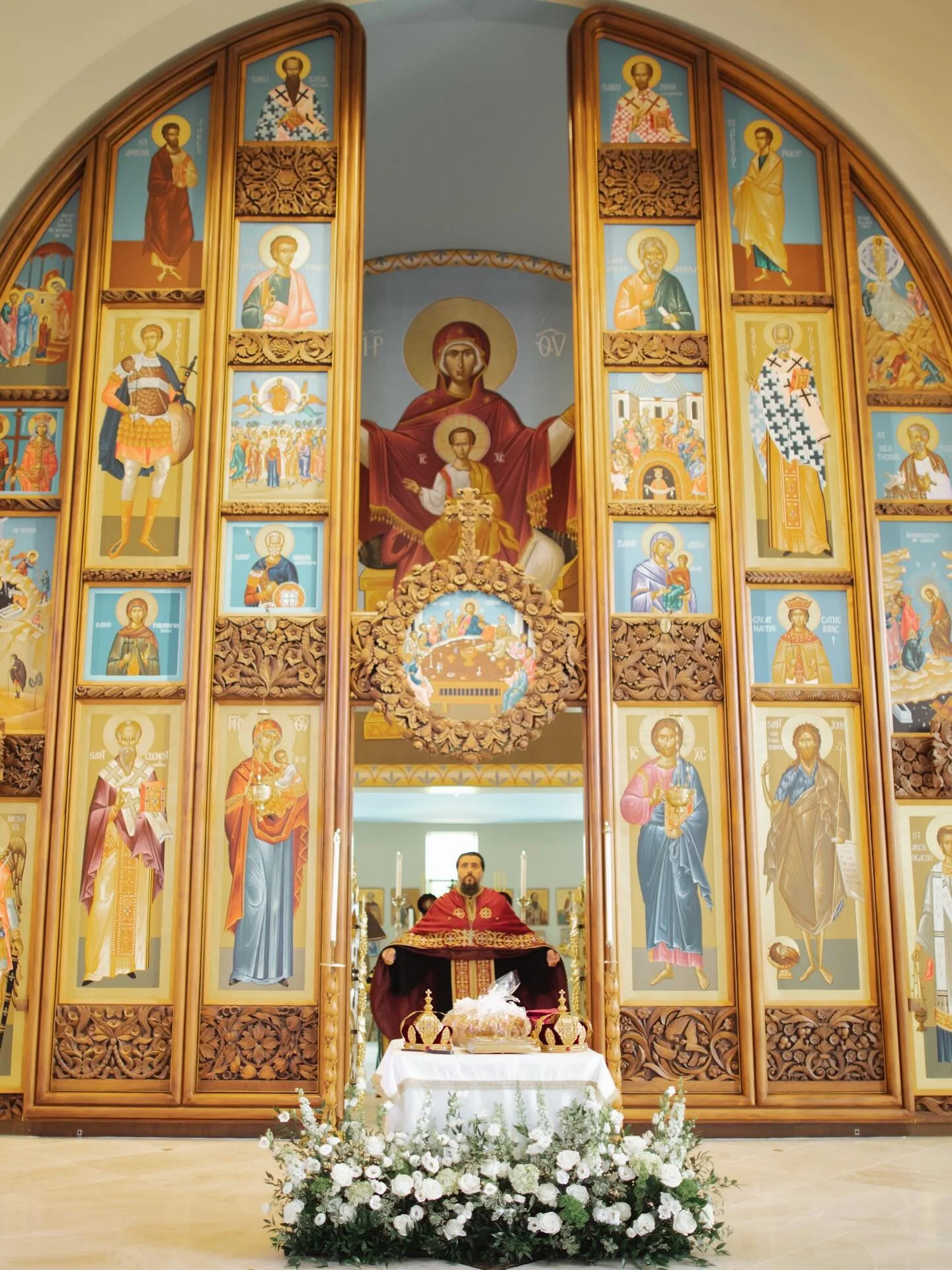 We LOVE a floral meadow-it&rsquo;s a versatile design that can flow seamlessly from &lsquo;I do&rsquo; to the party! This piece was repurposed for a bar installation after the ceremony 🤍