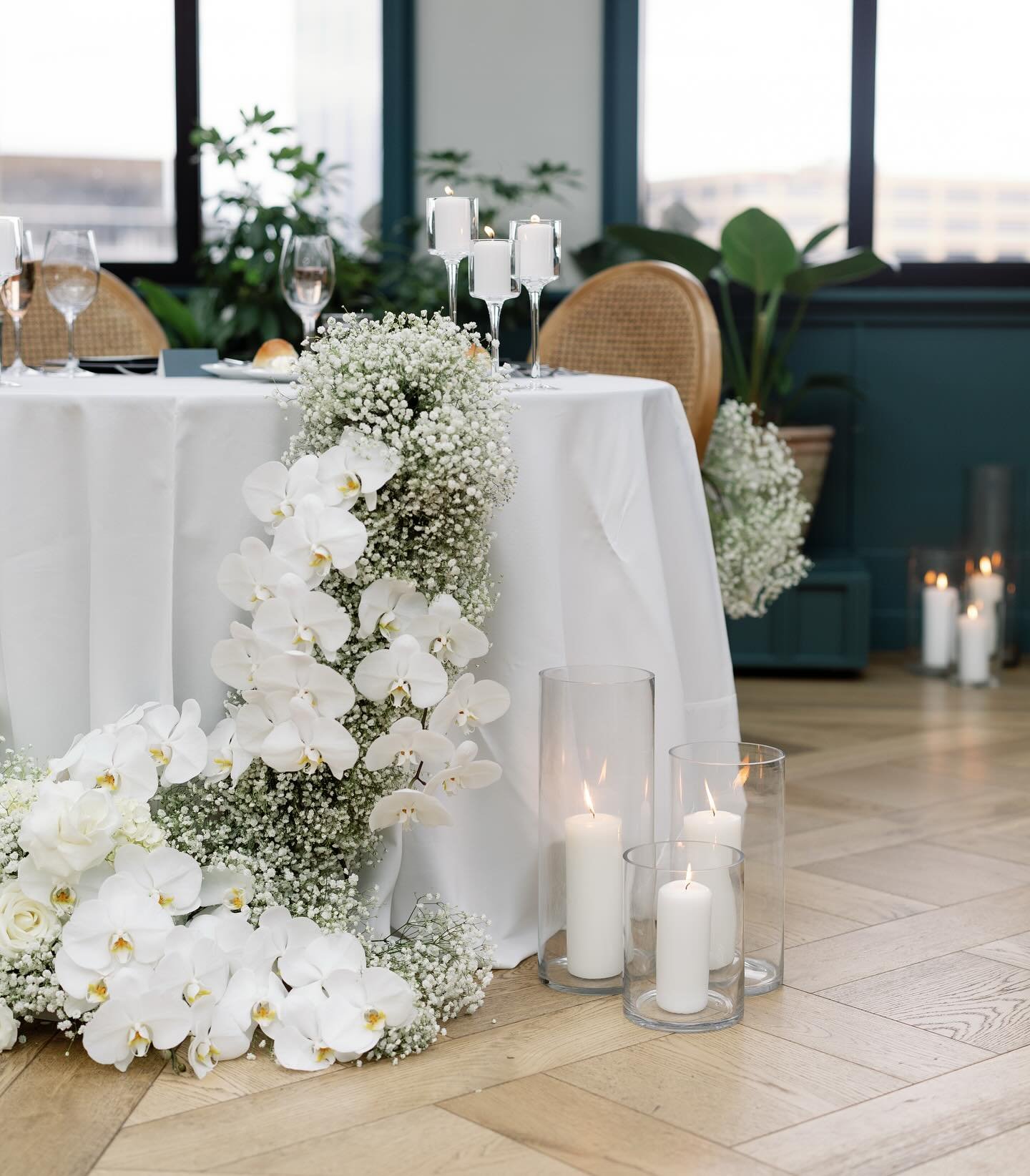 K + C 🦢 

Still dreaming about this perfect day&hellip; and these gorgeous orchids ✨

Photo @mikayla.scheibe 
Second shooter @arianabphoto 
Planning &amp; coordination @bunnyandjuneevent 
Venue @booktowerdetroit 
Hair @rondaakande.bridal 
Makeup @da