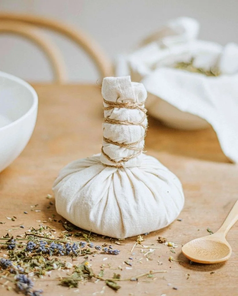 An abstract outline icon with a rainbow-shaped pattern within a circle shape.