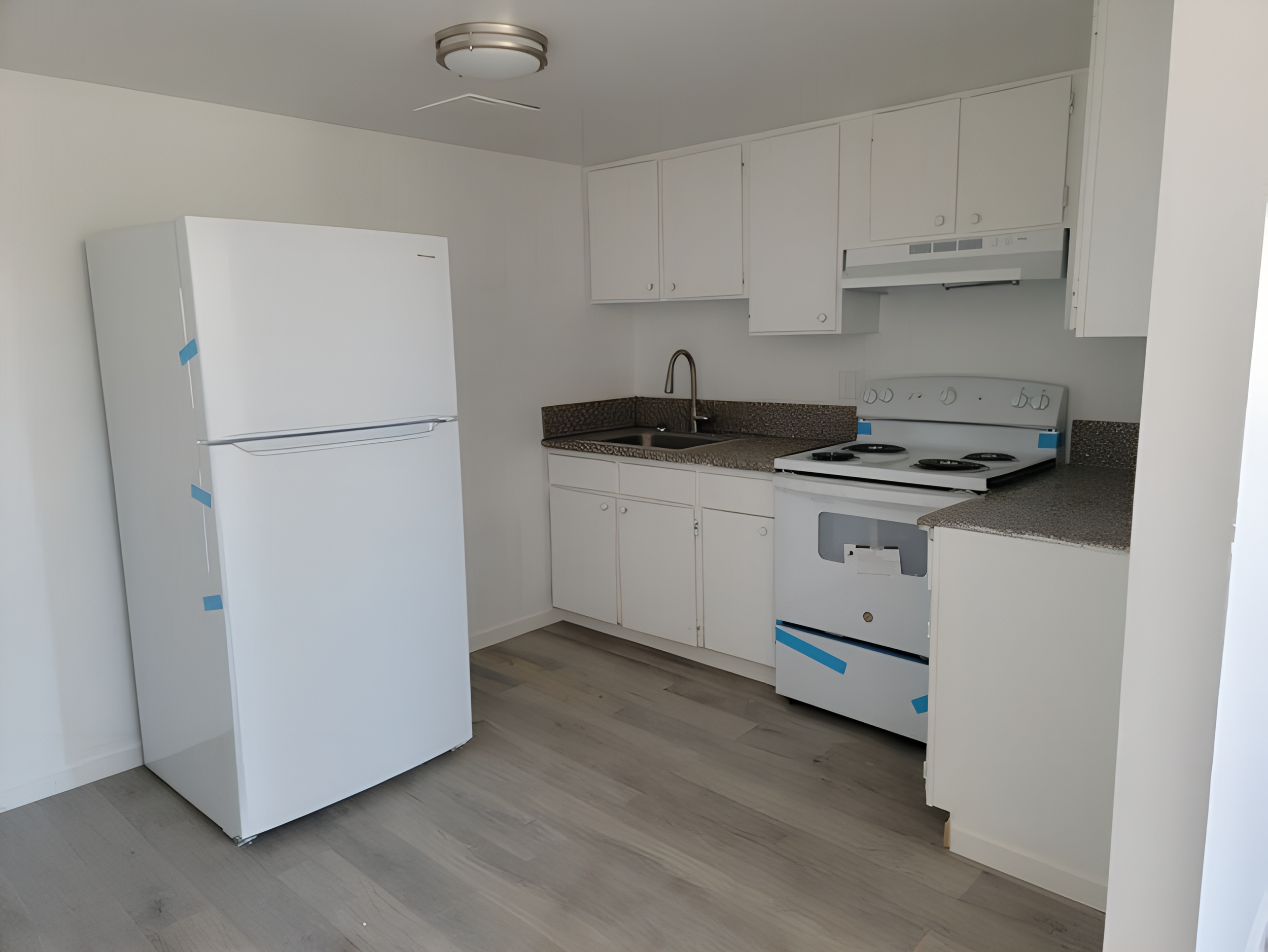 High_resolution_clean_apartment_kitchen_with_white-1771970773529.png