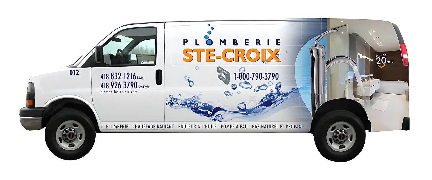 Véhicule de service de plomberie avec le logo 'Plomberie Ste-Croix', une image d'éclaboussures d'eau, une salle de bain moderne et les informations de contact, incluant téléphone et site web, ainsi que la liste des services de plomberie offerts.