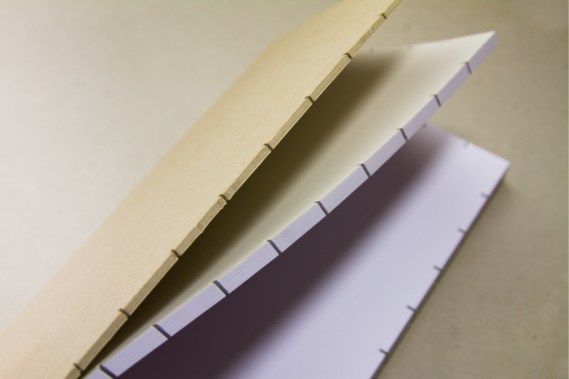 Une pile de blocs de papier ou fichettes de différentes couleurs