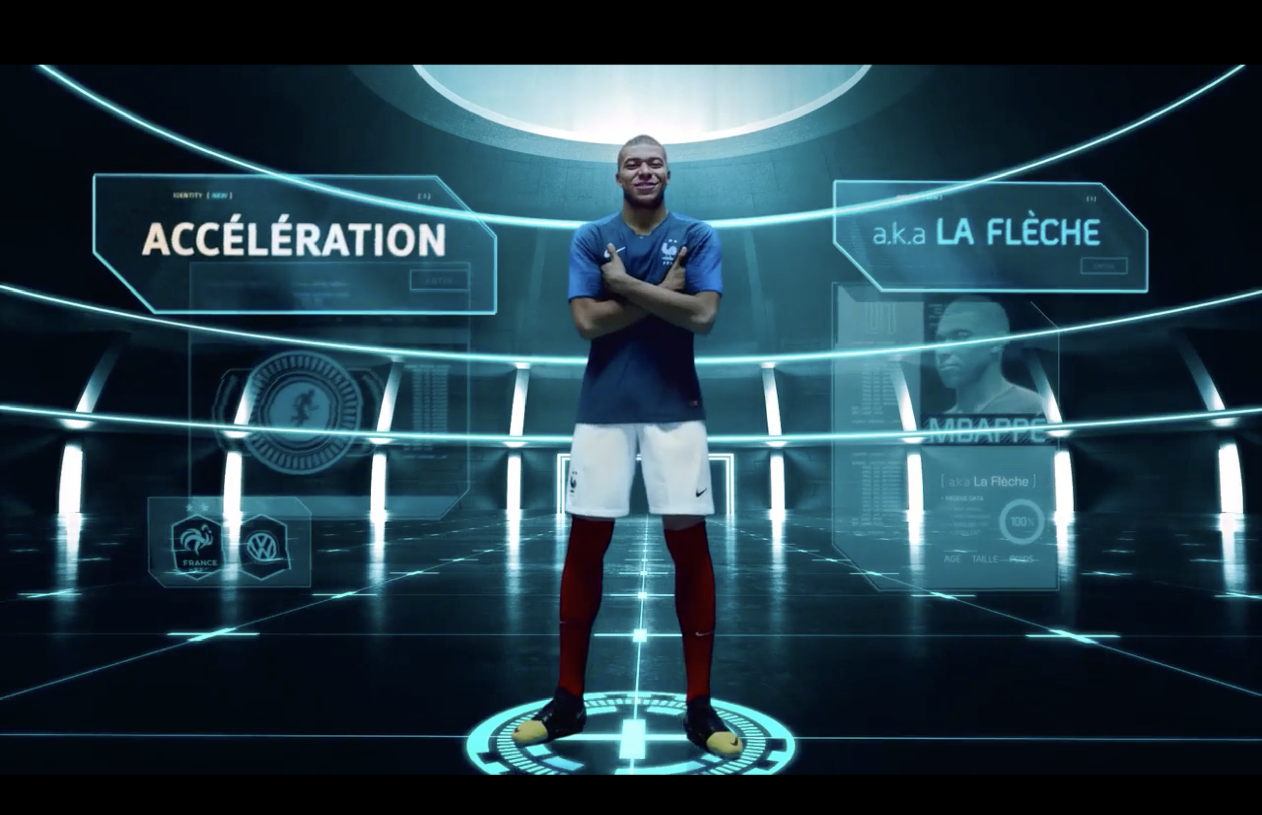 Un homme en maillot de football dans un environnement futuriste avec des interface numériques holographiques, affichant le mot « Accélération » et d’autres données technologiques.
