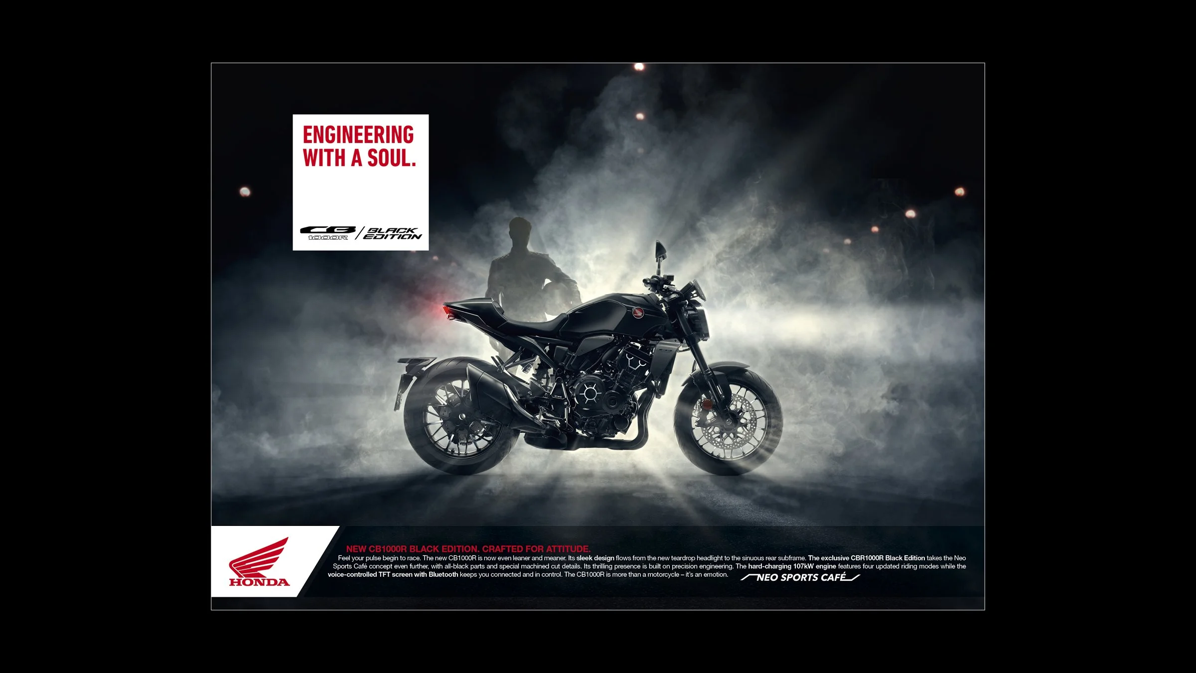 Une moto noire Honda CB1000R Black Edition suspendue dans un environnement sombre avec de la fumée ou du brouillard, avec un homme en arrière-plan et une publicité pour la moto.