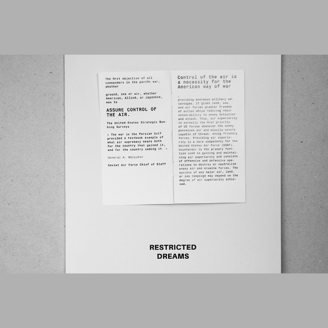 Une feuille blanche avec deux pages de texte imprimé en noir, le texte discute de la guerre en Pacifique, de la suprématie aérienne et de la stratégie militaire, et mentionne le titre 'RESTRICTED DREAMS' en bas.