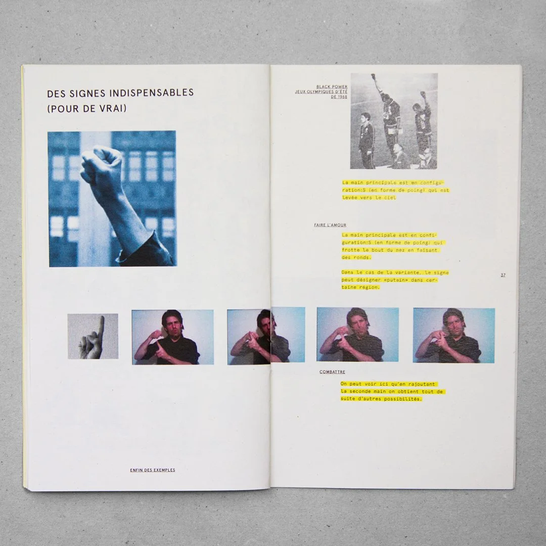 Page d'un livre sur les signes de la communication, avec des images de mains faisant des gestes, notamment un poing fermé, une main pointant vers le haut, et une autre faisant un signe en forme de cercle avec le pouce et l'index.