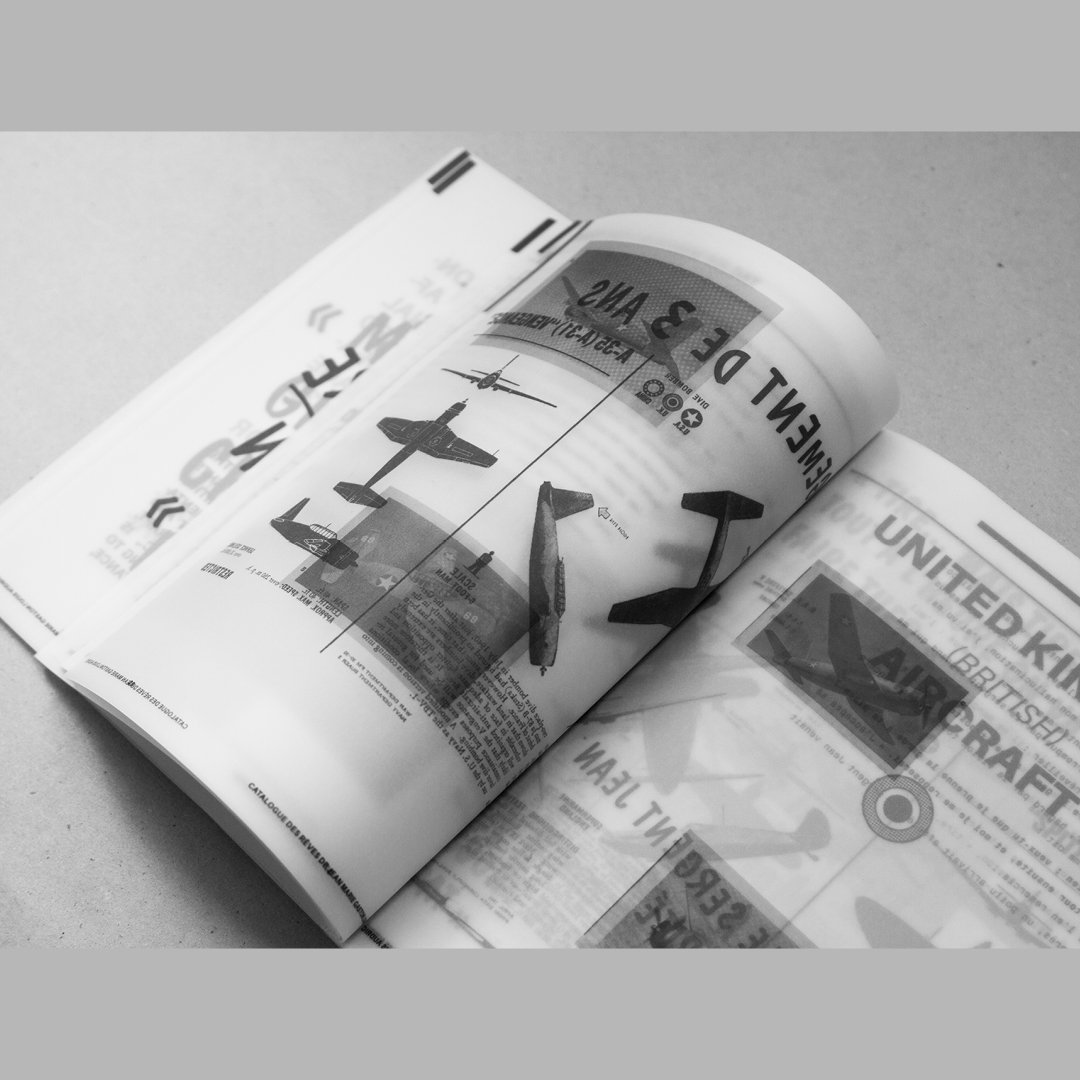 Un magazine ouvert montrant des images et des annonces d'avions militaires et civils.
