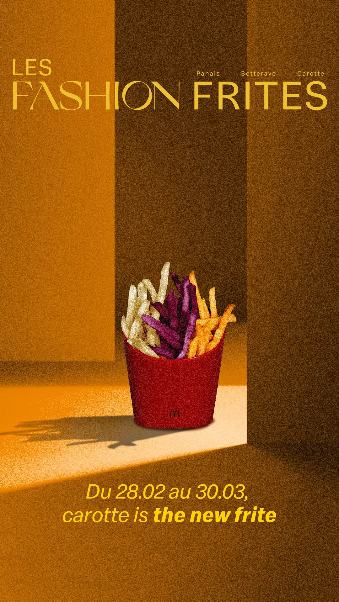 Une photo des frites de carotte de McDonald's dans un récipient rouge, avec un fond en nuances de couleur marron et orange. Textes annonçant la promotion du 28 février au 30 mars, avec la mention que la carotte est la nouvelle frite.