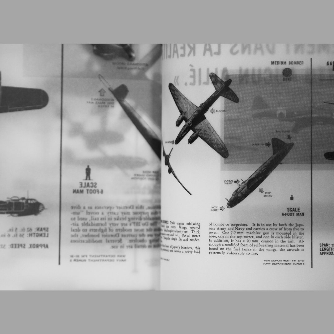 Page d'encyclopédie illustrée avec une image d'avion de guerre et des descriptions en anglais.