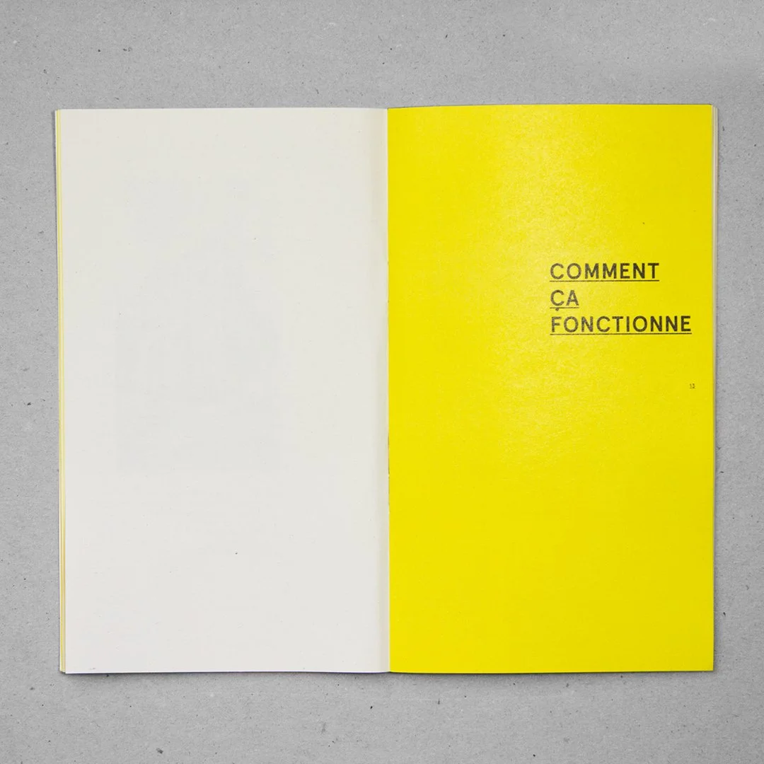 Page de livre ouverte avec côté gauche blanc et côté droit jaune, texte « Comment ça fonctionne » en français.