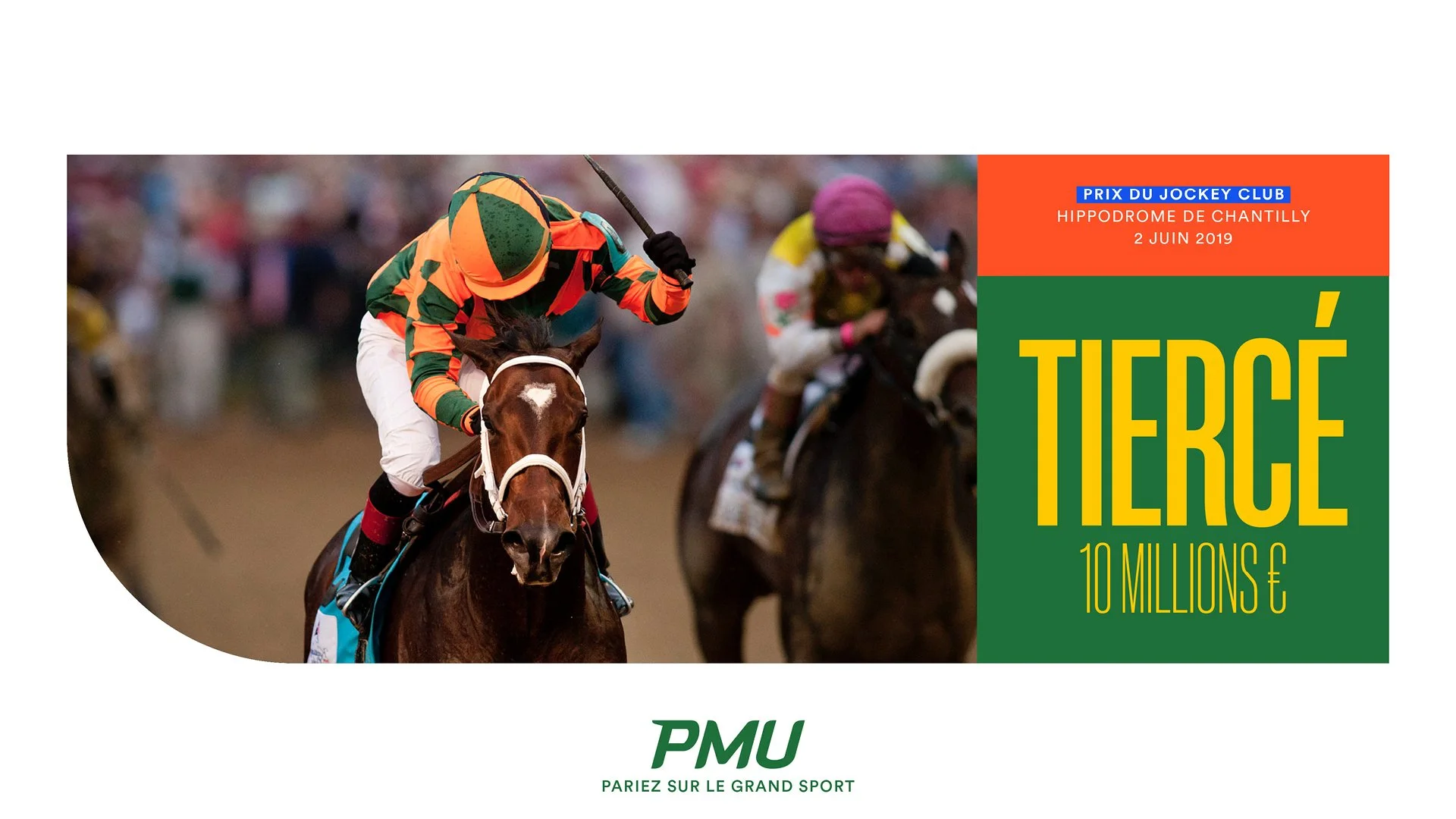 Affiche promotionnelle pour la course hippique TIERCE, avec deux chevaux en compétition, un jockey en équipement coloré en orange et vert, en arrière-plan d'une foule en salle