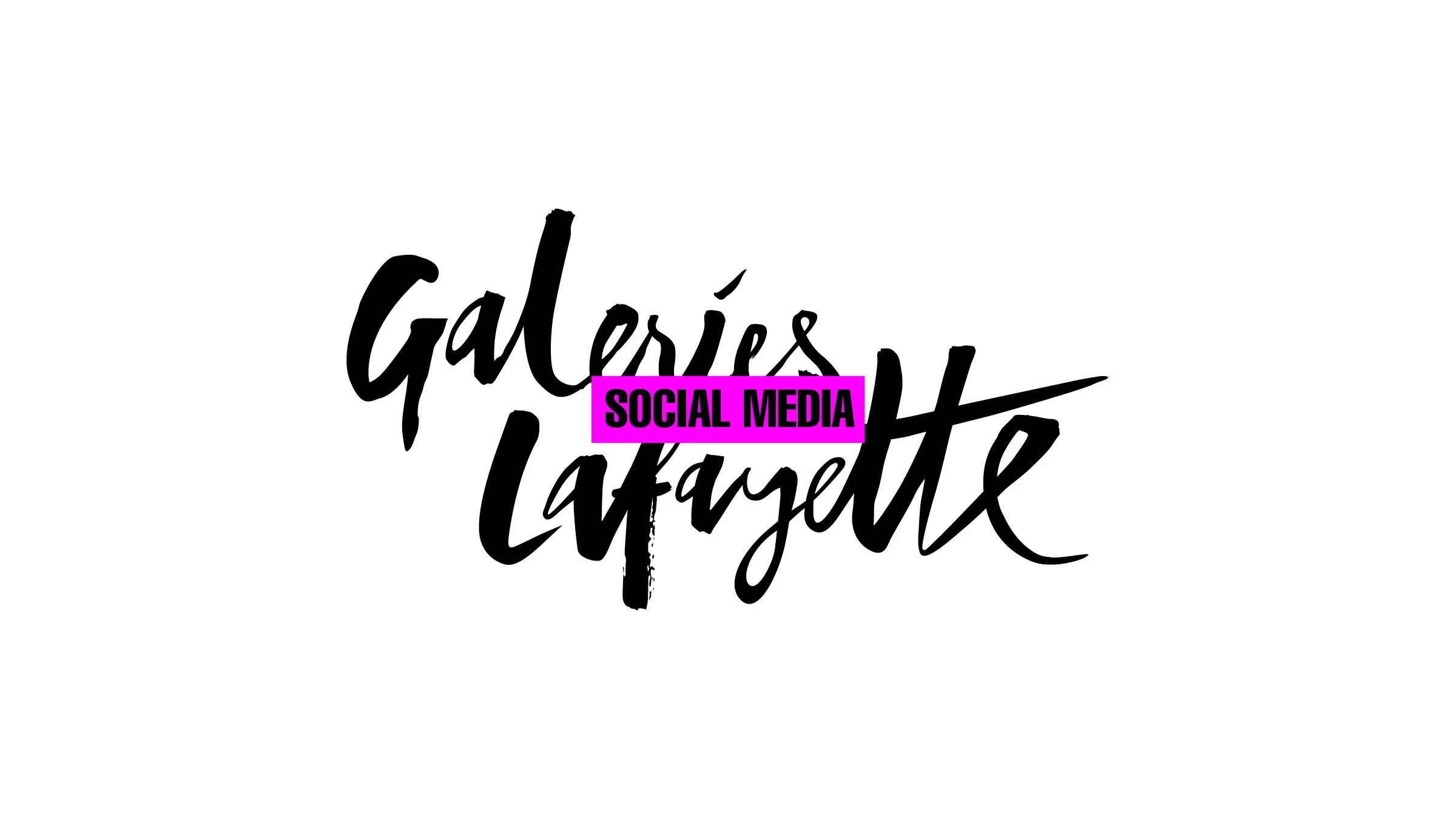 Texte en style script noir avec un fond blanc, comportant un rectangle rose vif avec le texte 'Social Media' en noir par-dessus.