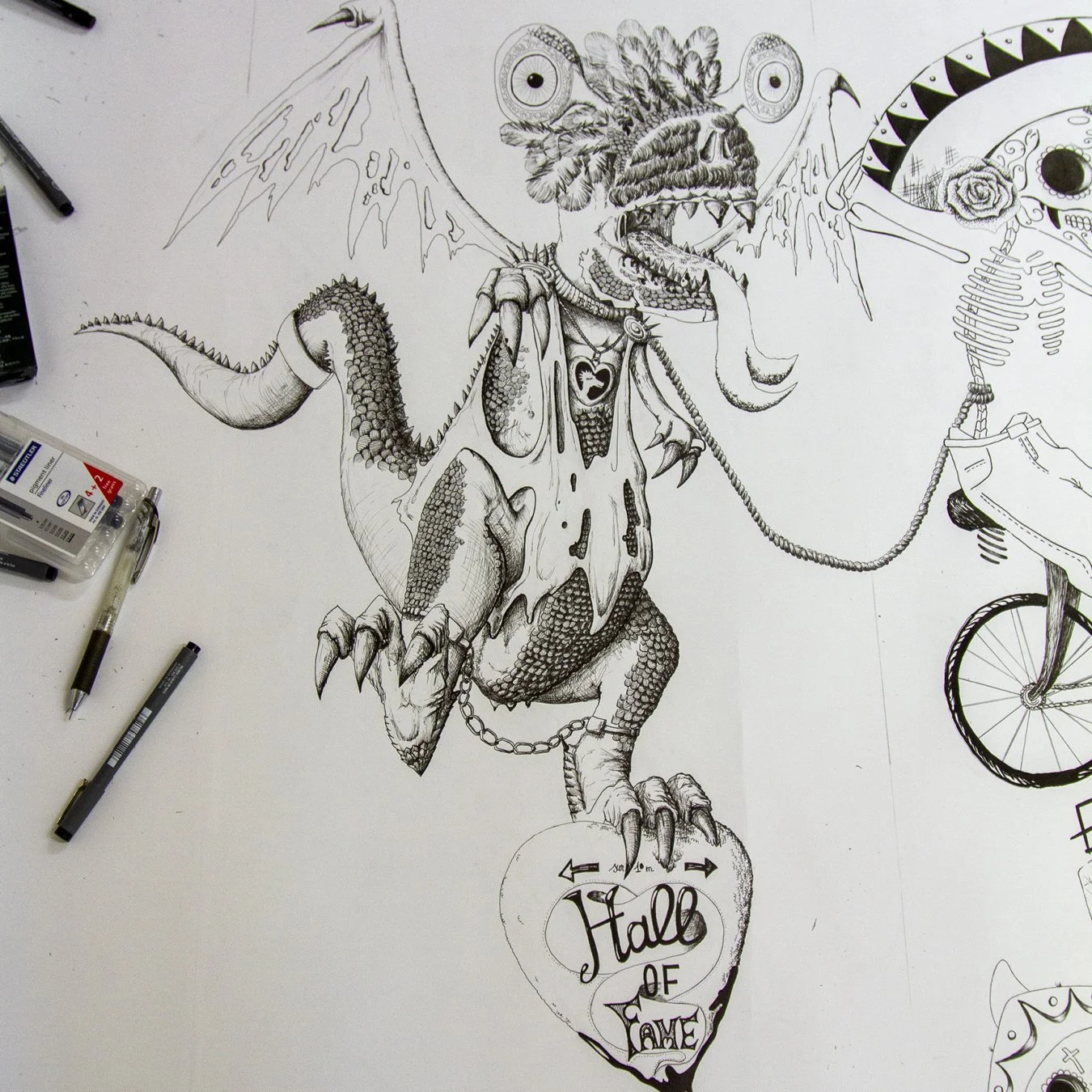 Dessin en noir et blanc d'un dragon avec une tête de créature fantastique, ailes déployées, portant des accessoires et tenant un cœur avec l'inscription 'Thall of Love'.