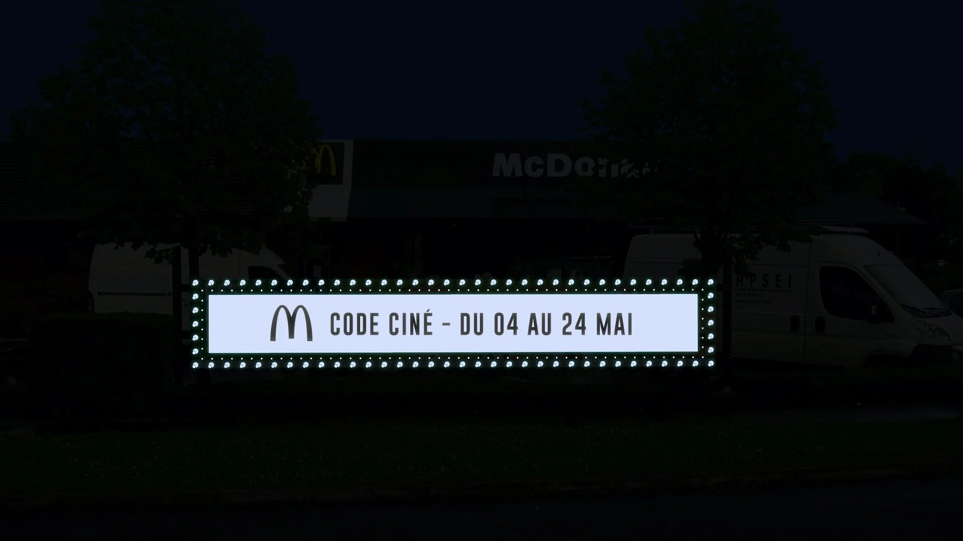 Panneau lumineux annonçant une promotion McDonald's pour le code ciné du 4 au 24 mai.