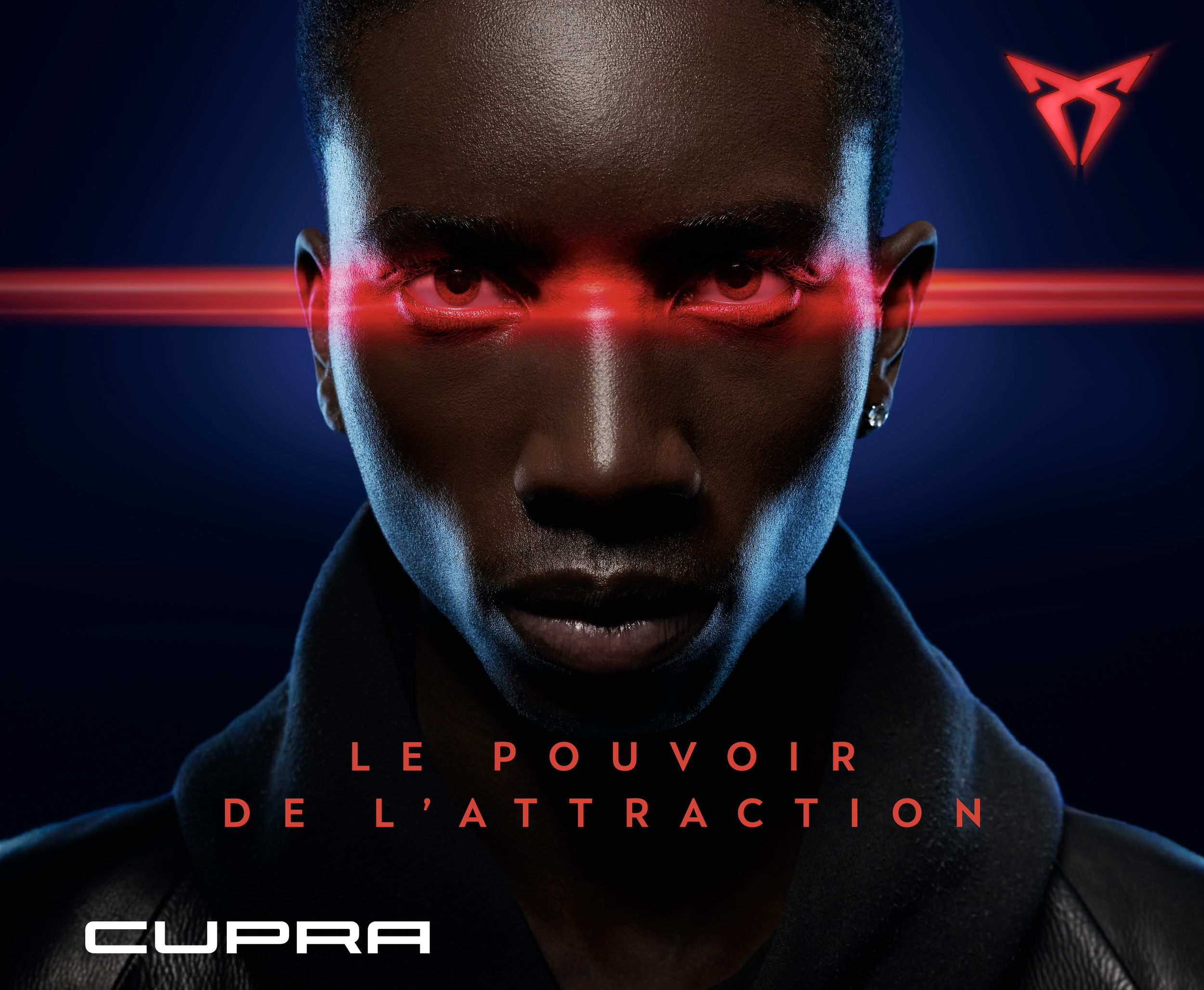 Portrait d'une personne avec un regard intense, visage en gros plan, lumière rouge traversant ses yeux, fond sombre, texte en français "Le pouvoir de l'attraction" en bas de l'image.