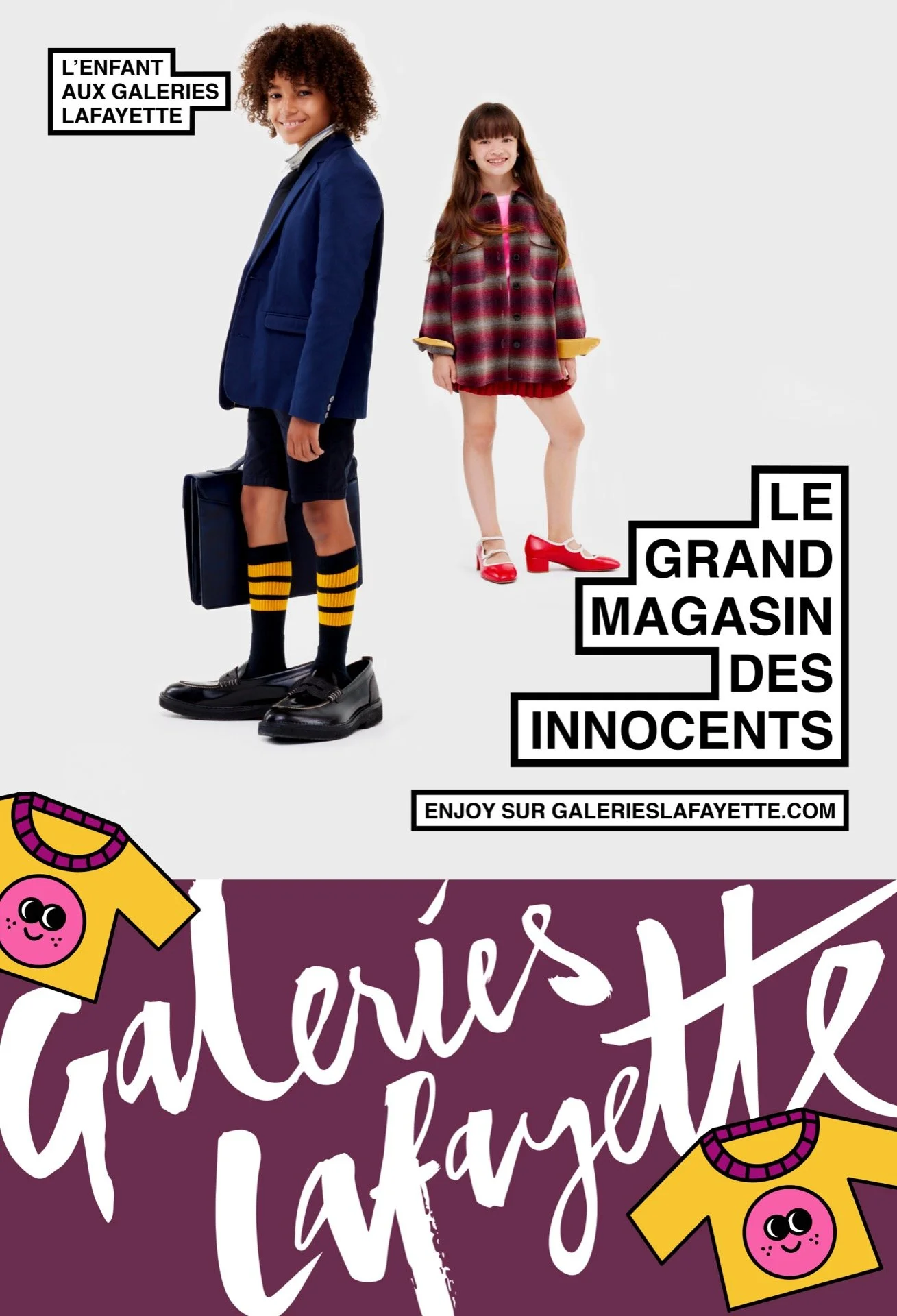 Deux enfants défilent dans une campagne publicitaire pour le magasin Galeries Lafayette, un garçon avec un costume scolaire et une fille avec une robe à carreaux, la publicité parle de leur grand magasin pour les innocents.