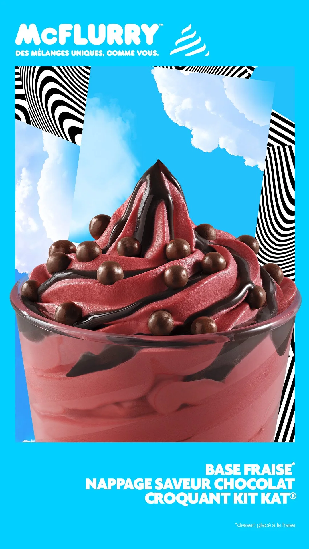 Une coupe de dessert glacé à la fraise avec de la crème, du chocolat et des billes de chocolat, sur un fond de ciel bleu avec nuages, dans un emballage de marque McFlurry.