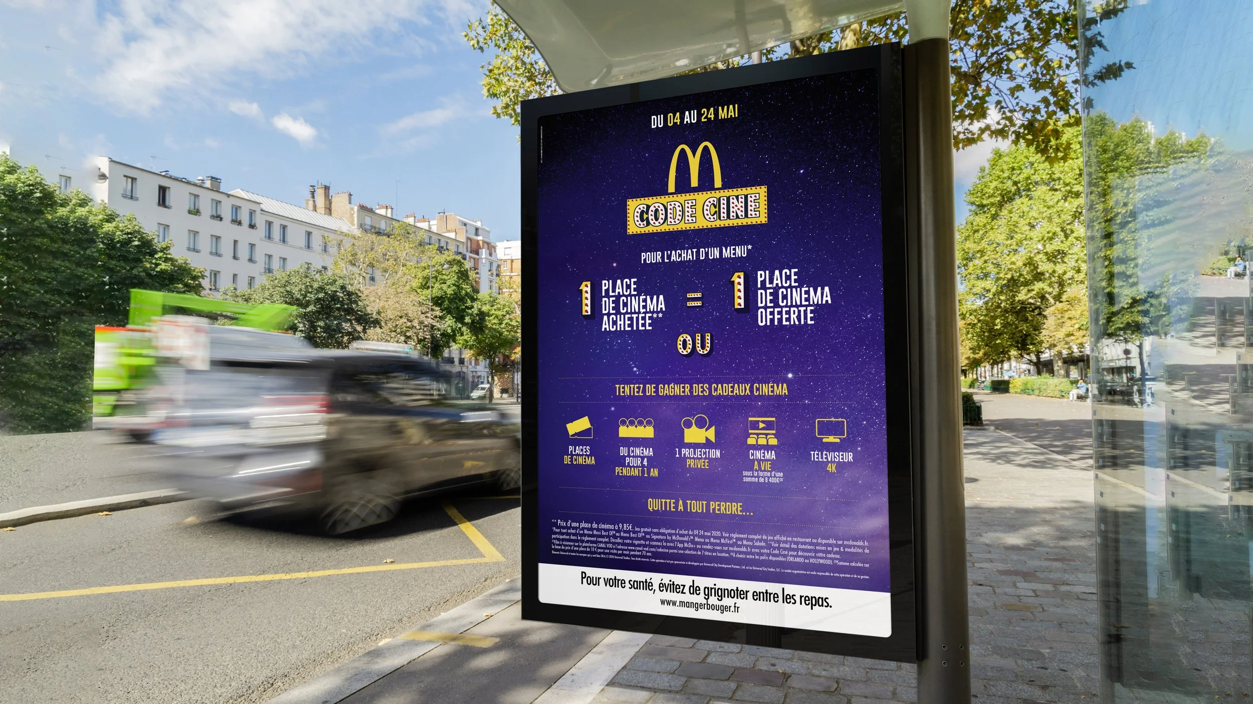 Affiche promotionnelle de McDonald's pour un concours avec des détails sur les prix liés au cinéma, affichée en extérieur dans une ville 