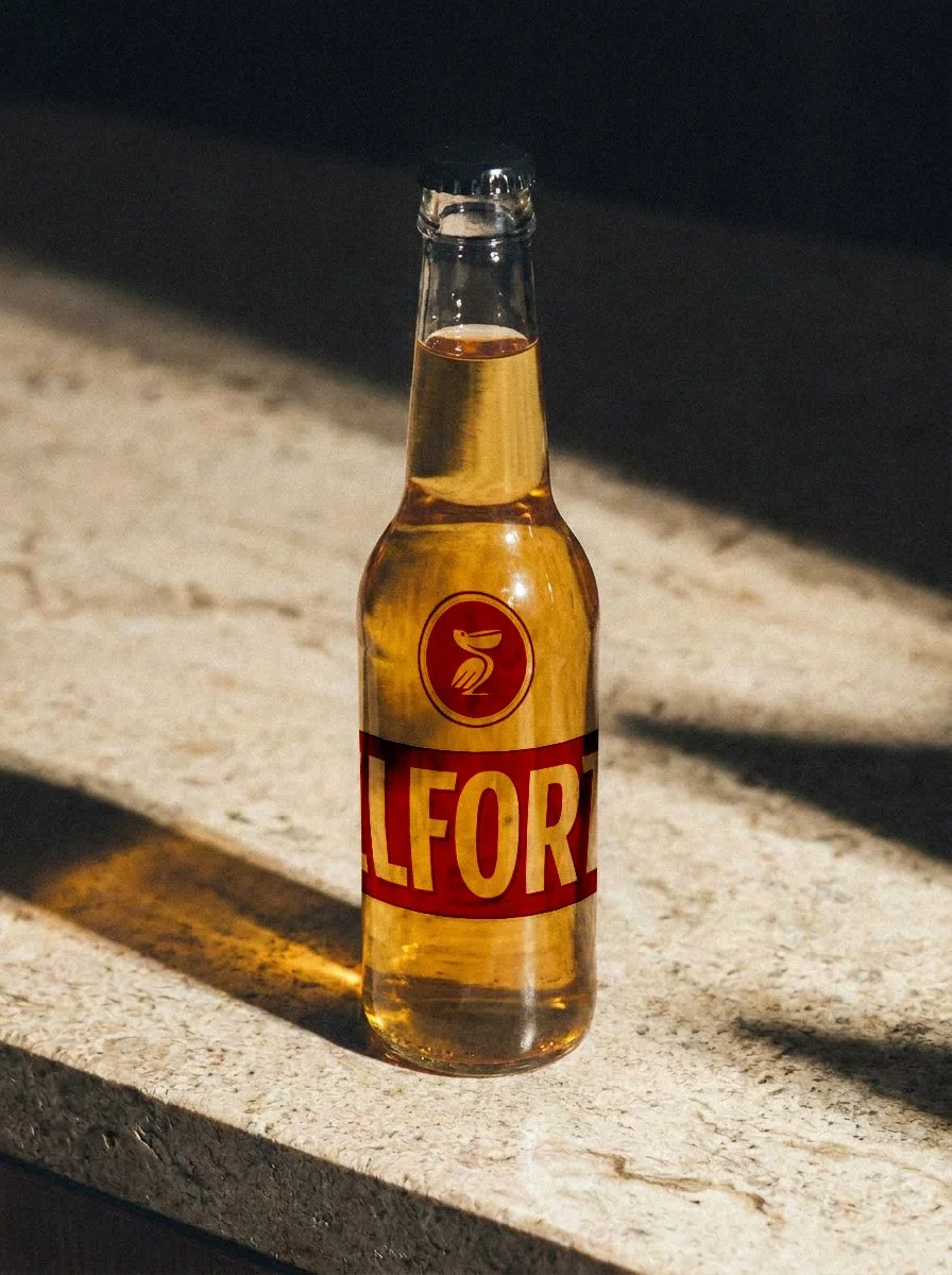 Une bouteille de bière claire sur une surface en pierre avec des ombres et une lumière naturelle.