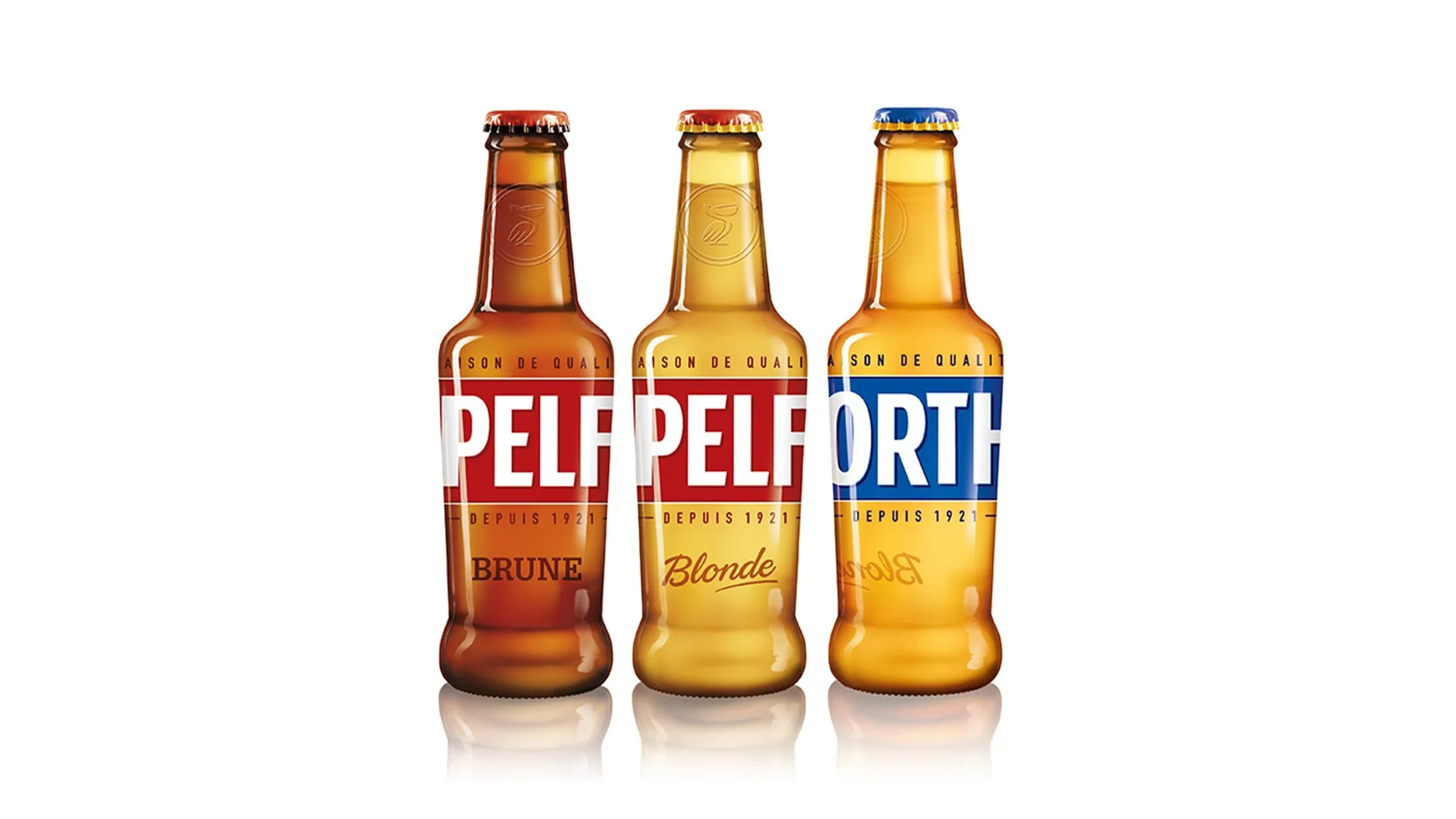 Trois bouteilles de bière Pelforth avec des étiquettes de différentes couleurs : brune, blonde et un autre. La bouteille de gauche est brune, la centrale est blonde et la droite est également blonde, mais avec une étiquette bleue et une capsule bleue.