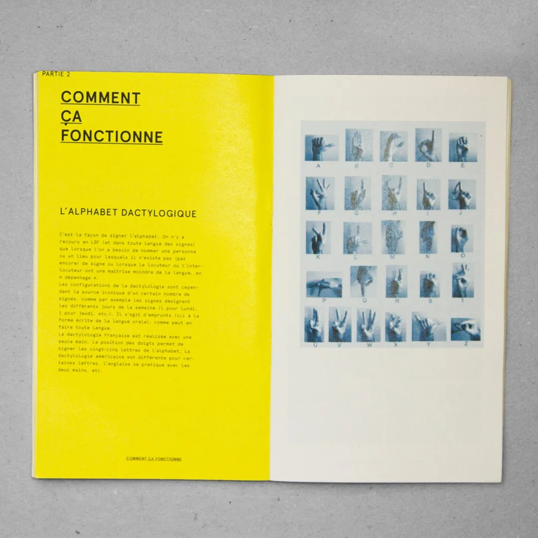 Page de livre avec texte en français sur l'alphabet dactylographique et images illustrant la Dactylographie anglaise, avec une section jaune à gauche et des images bleues à droite.