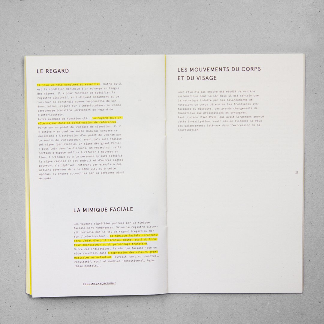 Page de livre avec texte en français, mettant en évidence des passages sur le regard, la mimique faciale et les mouvements du corps et du visage, avec des passages en surbrillance jaune.