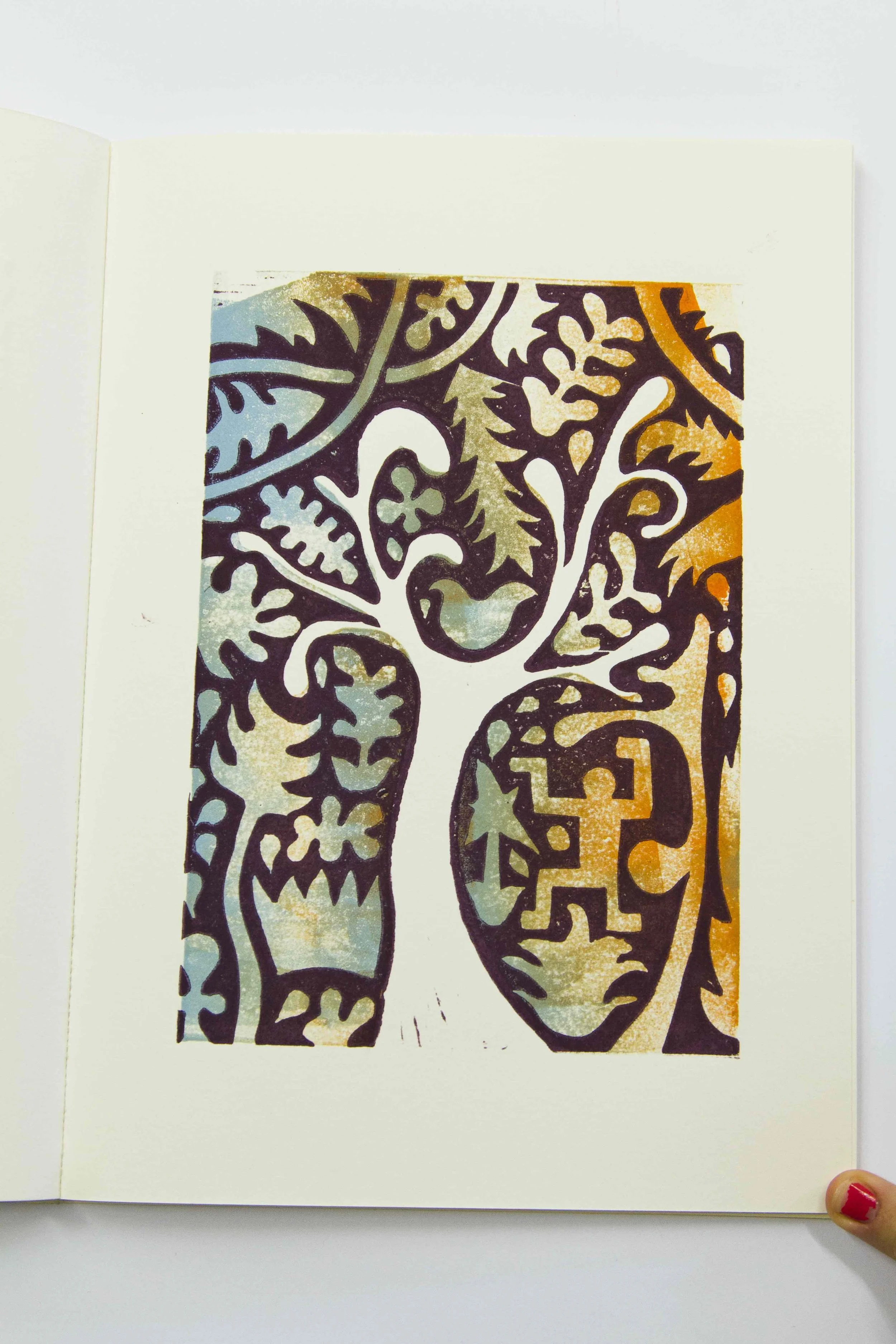 Une image d'un dessin complexe montrant une silhouette humaine formée de motifs végétaux et floraux, en couleurs sombres avec un fond coloré.
