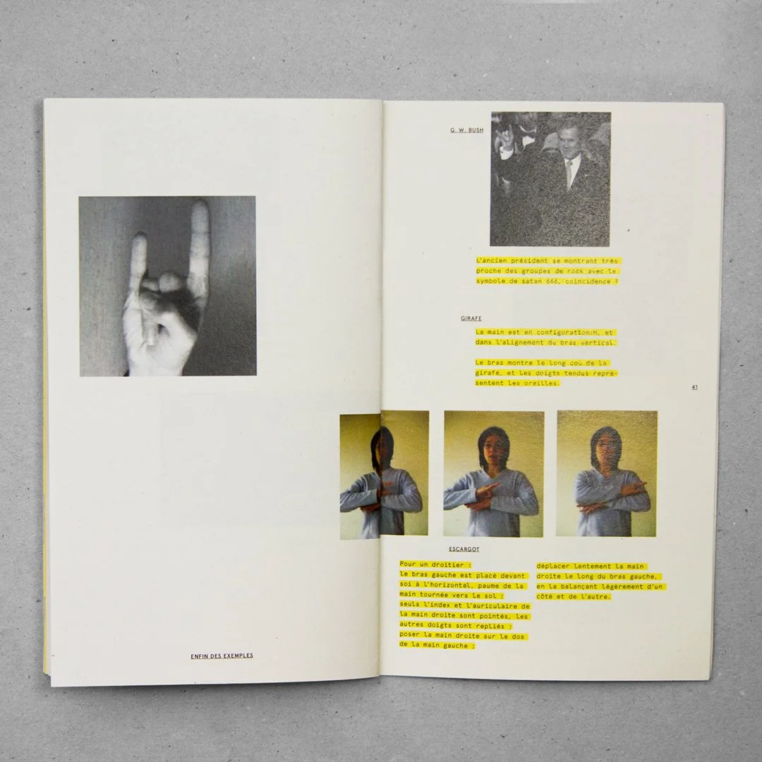 Page de livre avec images en noir et blanc et en couleur, texte en français, highlights en jaune, montrant des exemples de gestes de mains et d'expressions faciales.