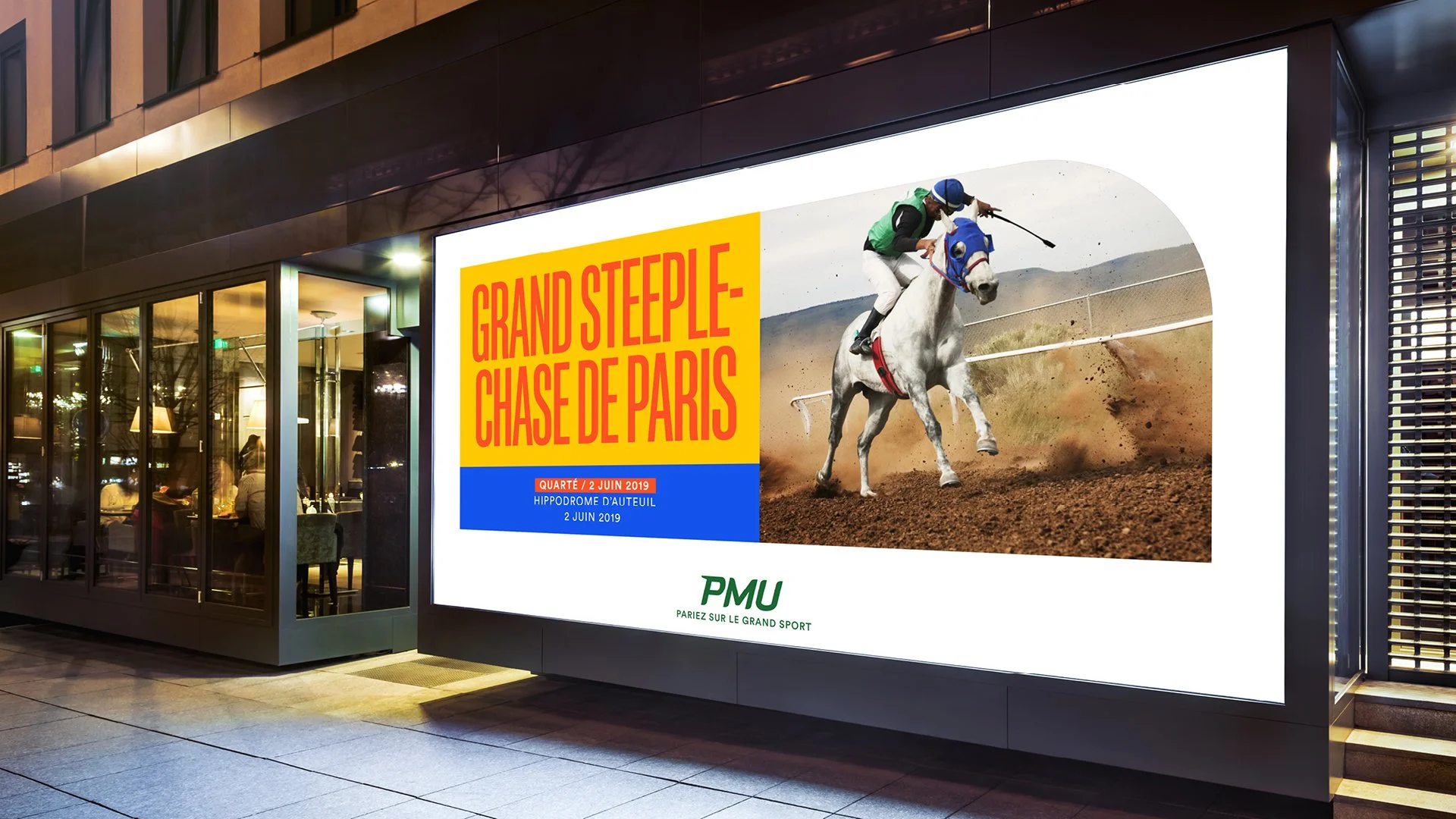 Affiche publicitaire pour le Grand Steeple-Chase de Paris, présentant un jockey à cheval lors d'une course, avec texte en français et date de l'événement.
