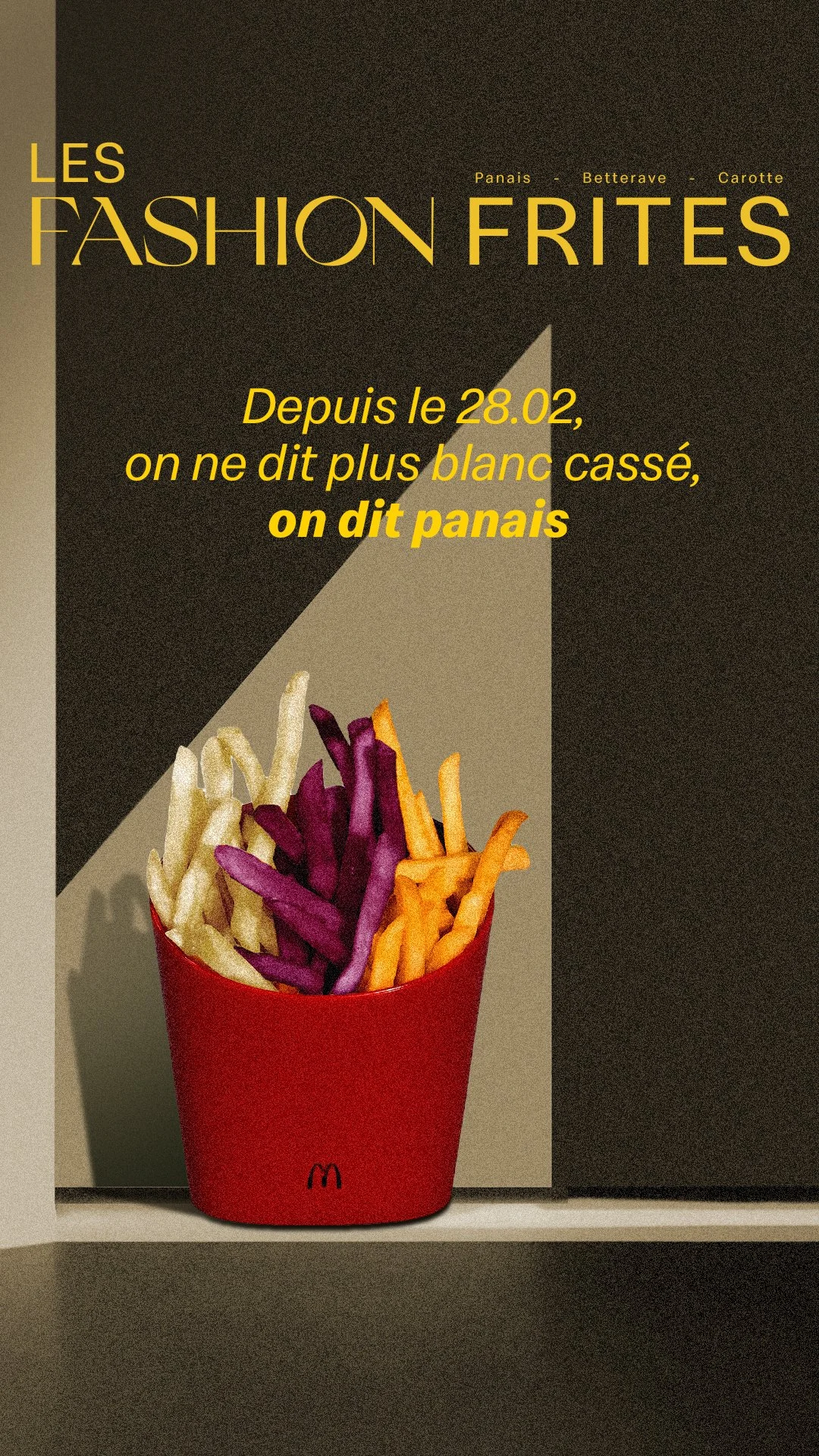 Affiche promotionnelle d'une boîte de frites colorées de McDonald's, avec textes en français sur le changement de nom des frites depuis le 28 février.