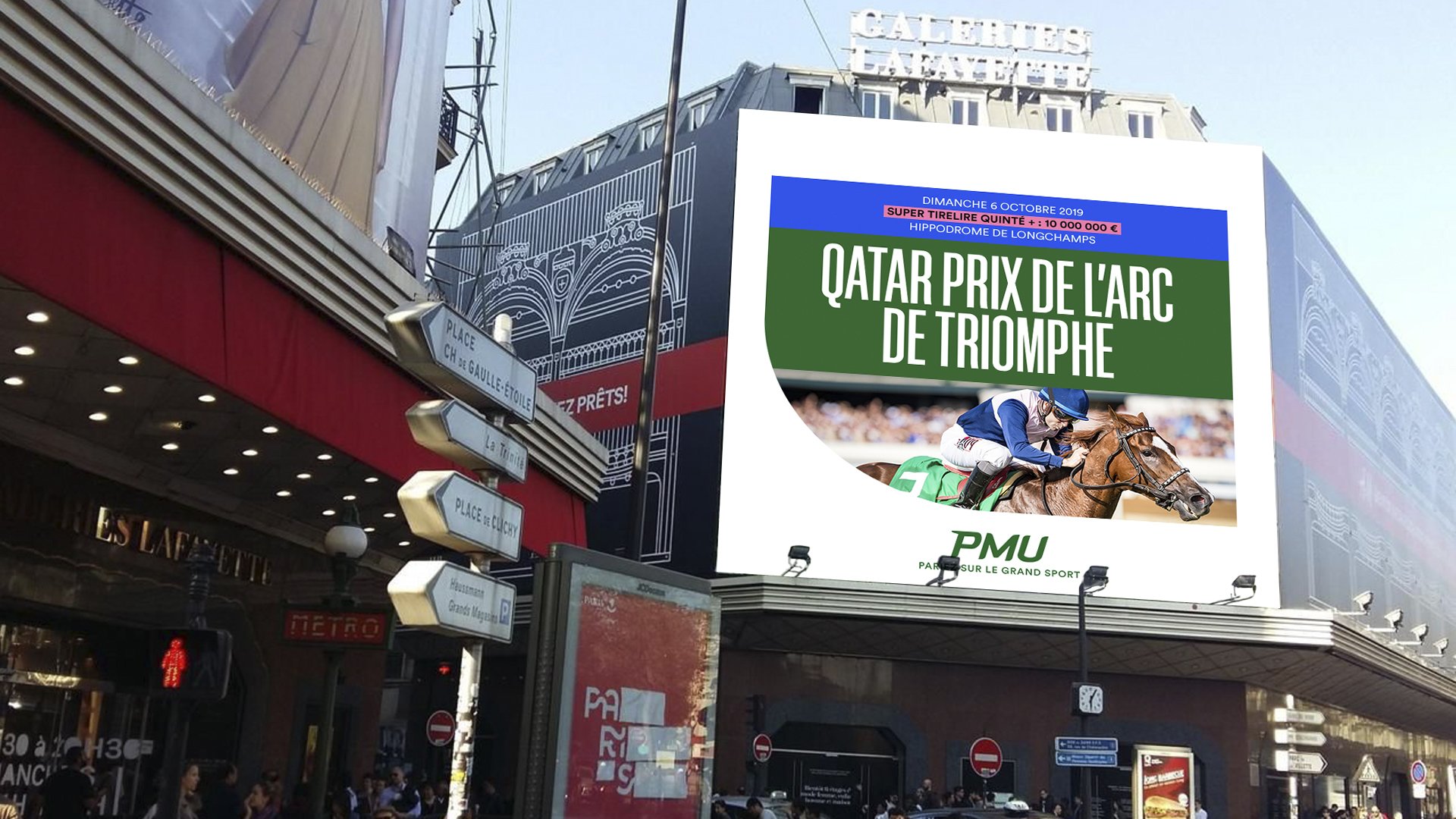 Une grande affiche annonçant le Qatar Prix de l'Arc de Triomphe, un événement hippique, avec un cavalier sur un cheval. L'affiche indique la date du dimanche 6 octobre 2019 et le montant du super tirage. L'image montre également une scène urbaine ave